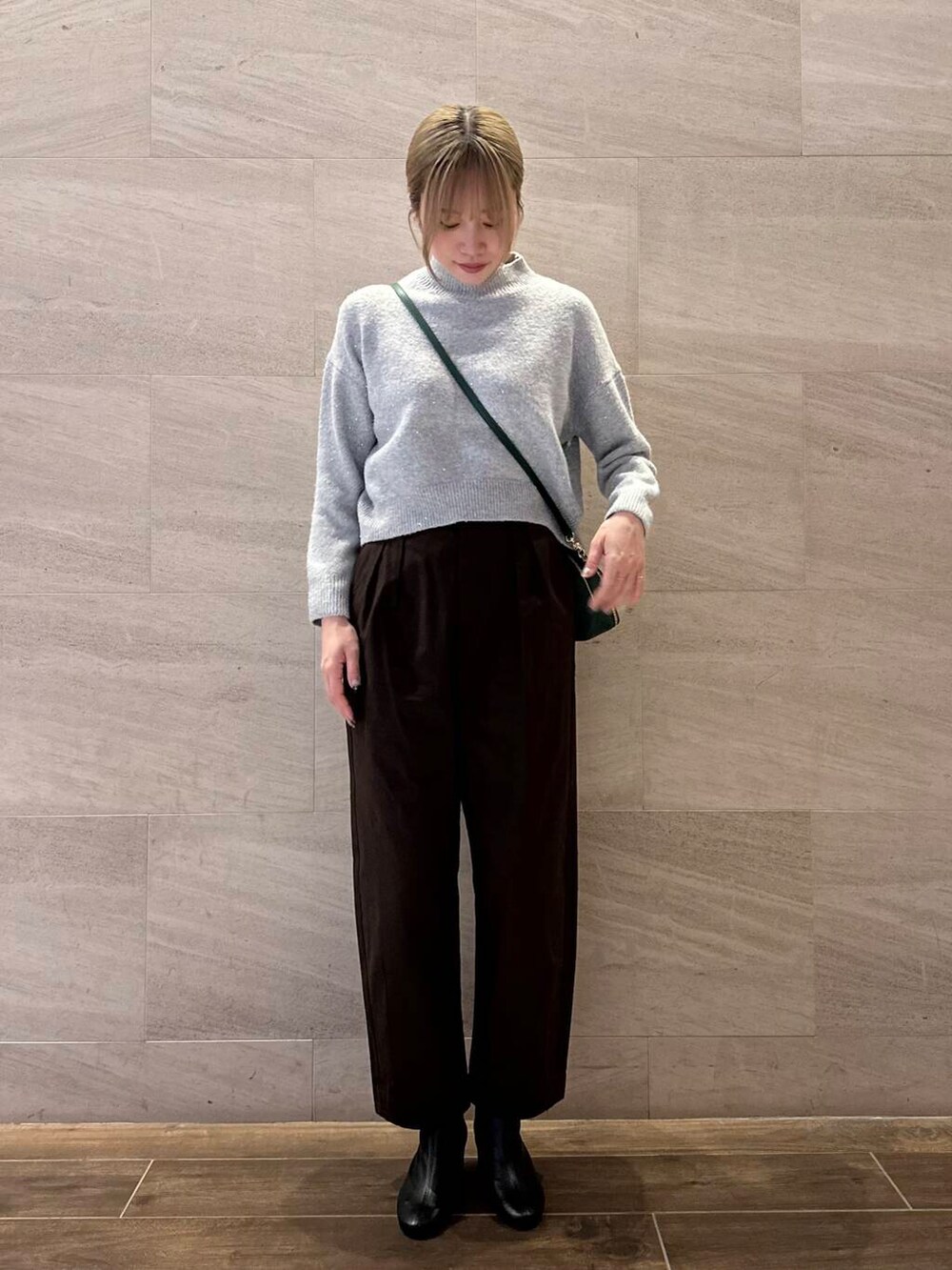 ブラック系のブーツ、グリーン系のショルダーバッグ、グレー系のニット/セーターを着用したレディースの秋コーディネートの4枚目の写真