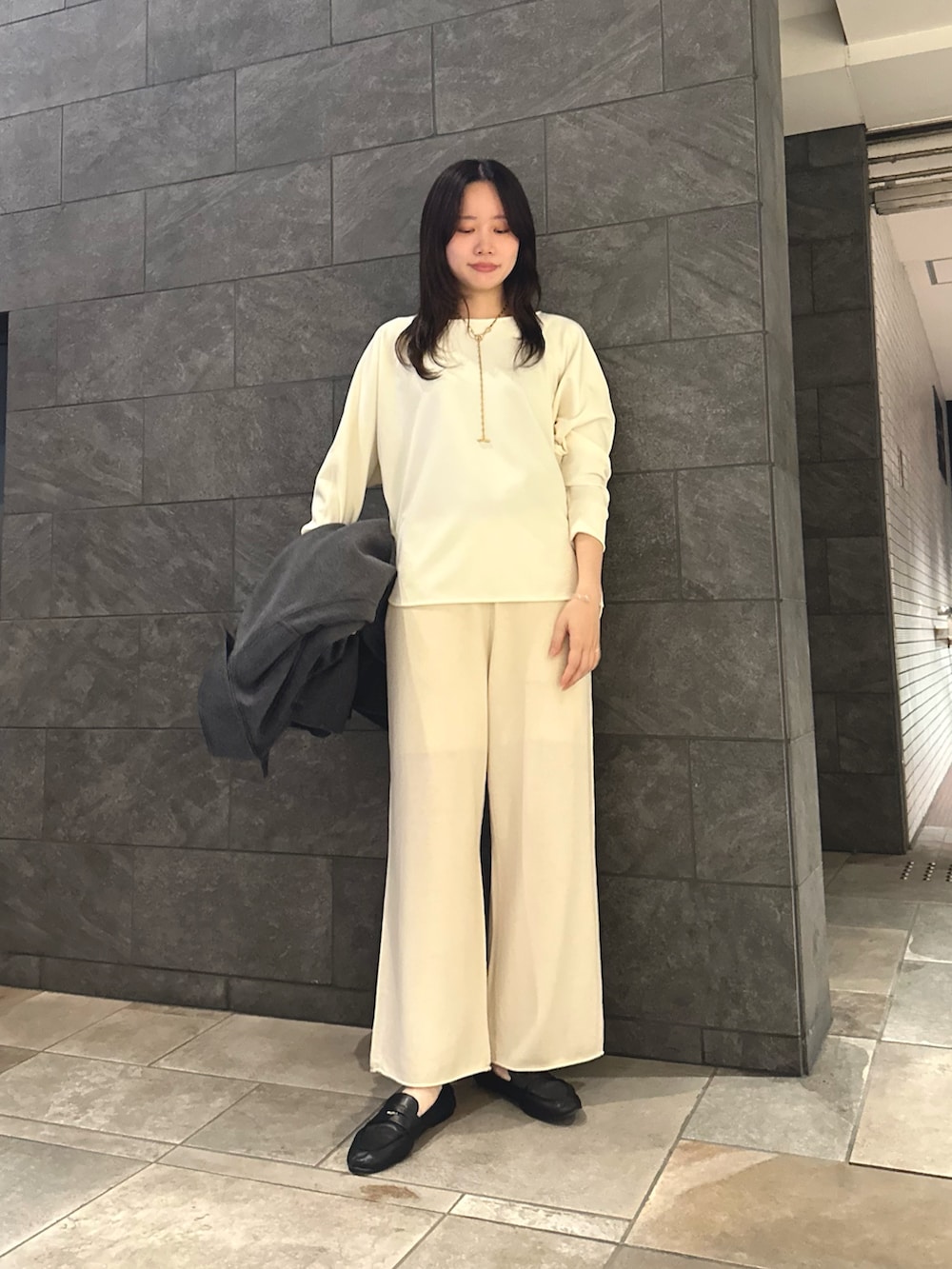 グレー系のピーコート、ホワイト系のシャツ/ブラウス、ホワイト系のその他パンツを着用したレディースの秋コーディネートの5枚目の写真