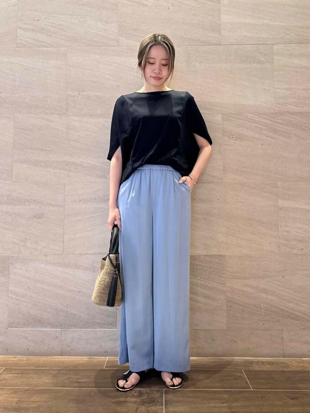 ブラウン系のかごバッグ、ブルー系のその他パンツ、ブルー系のTシャツ/カットソーを着用したレディースの春コーディネートの4枚目の写真