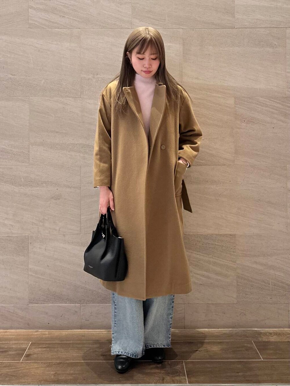 ブルー系のデニムパンツ、ホワイト系のシャツ/ブラウス、ベージュ系のその他アウターを着用したレディースの冬コーディネートの3枚目の写真