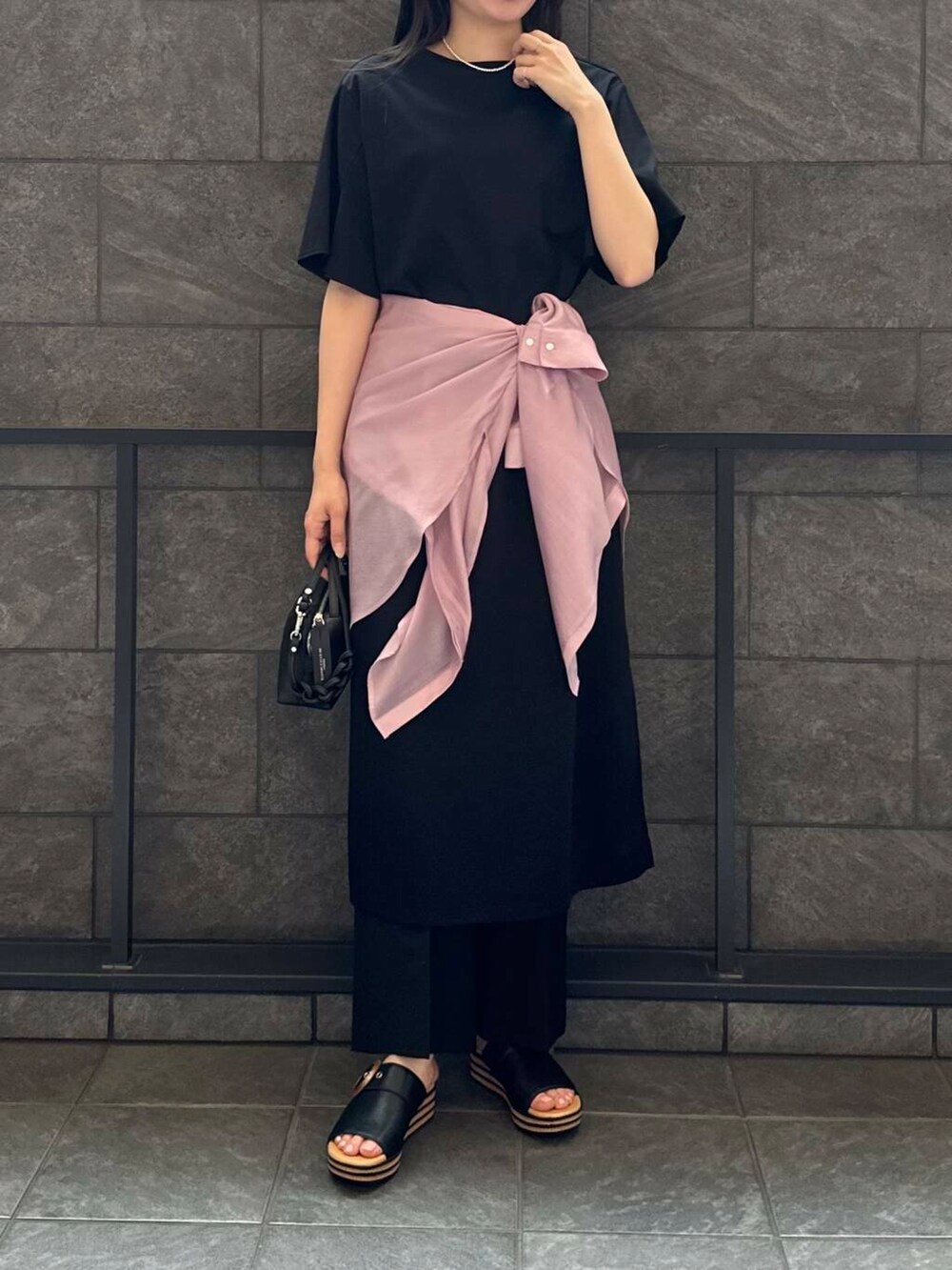 ブラック系のその他パンツ、ピンク系のシャツ/ブラウス、ブラック系のワンピースを着用したレディースの夏コーディネートの3枚目の写真