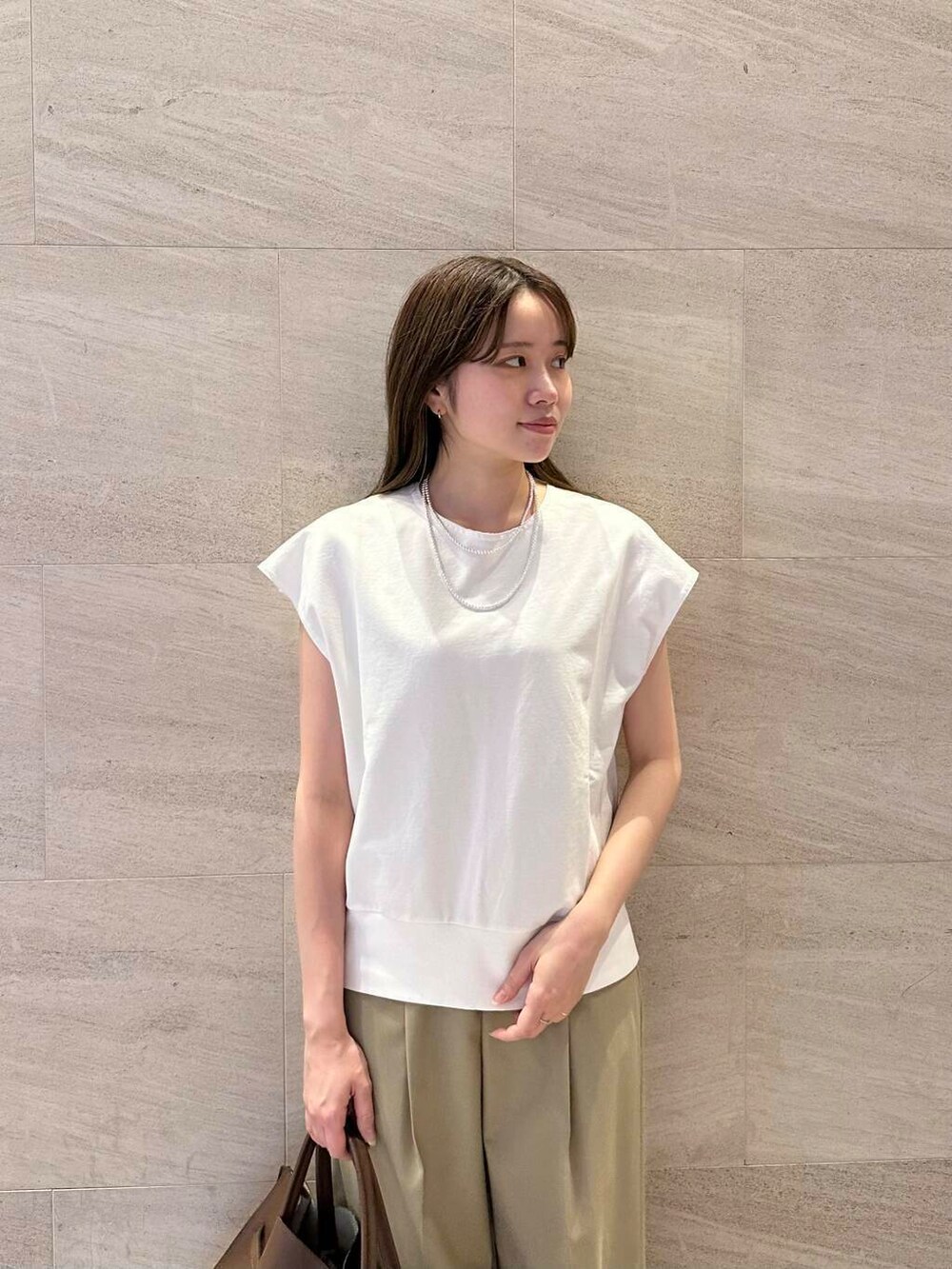 ホワイト系のスウェット、ベージュ系のその他シューズ、シルバー系のネックレスを着用したレディースの夏コーディネートの5枚目の写真