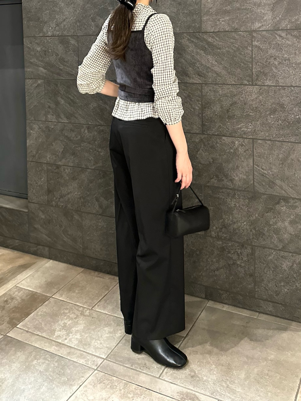 ホワイト系のシャツ/ブラウス、ブラック系のその他パンツ、グレー系のキャミソールを着用したレディースの秋コーディネートの3枚目の写真