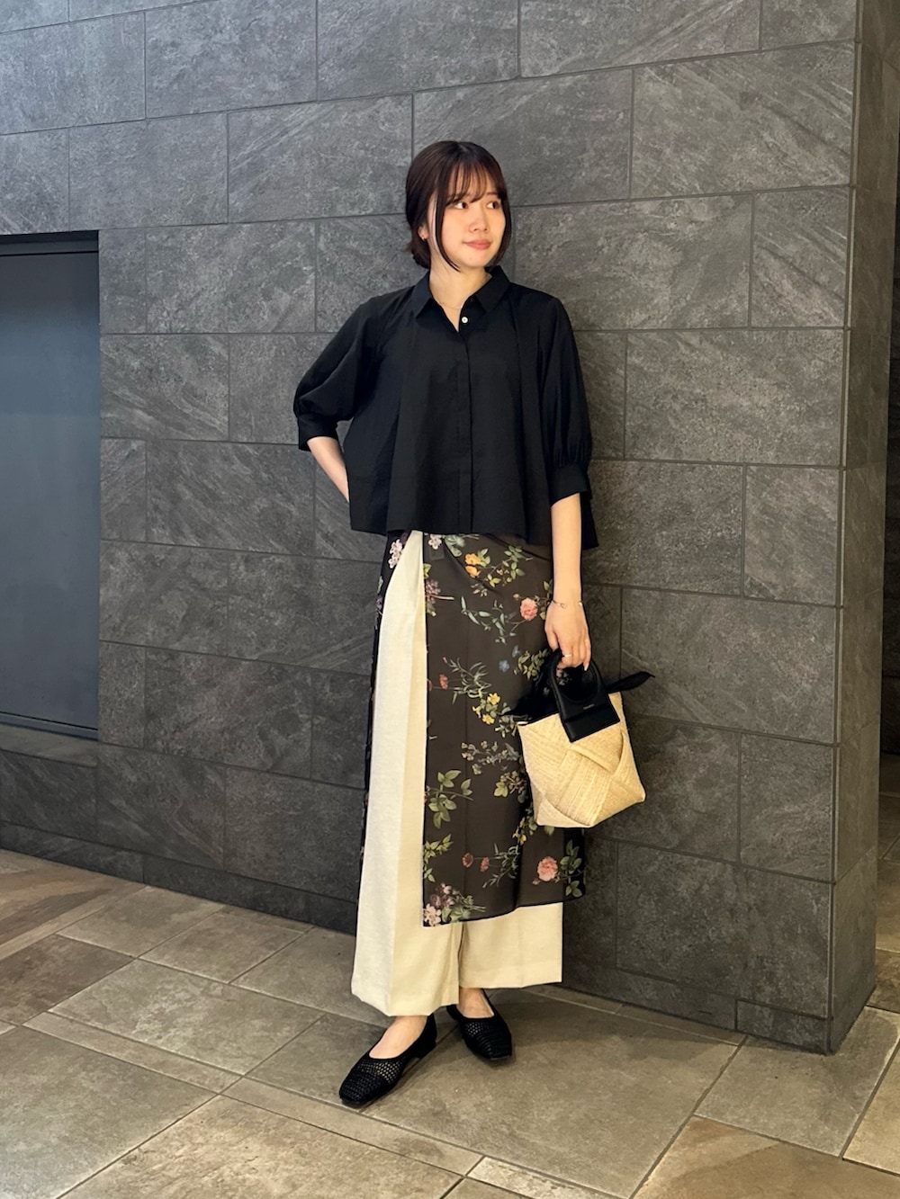 ブラック系のシャツ/ブラウス、ベージュ系のその他パンツ、ベージュ系のショルダーバッグを着用したレディースの夏コーディネートの2枚目の写真