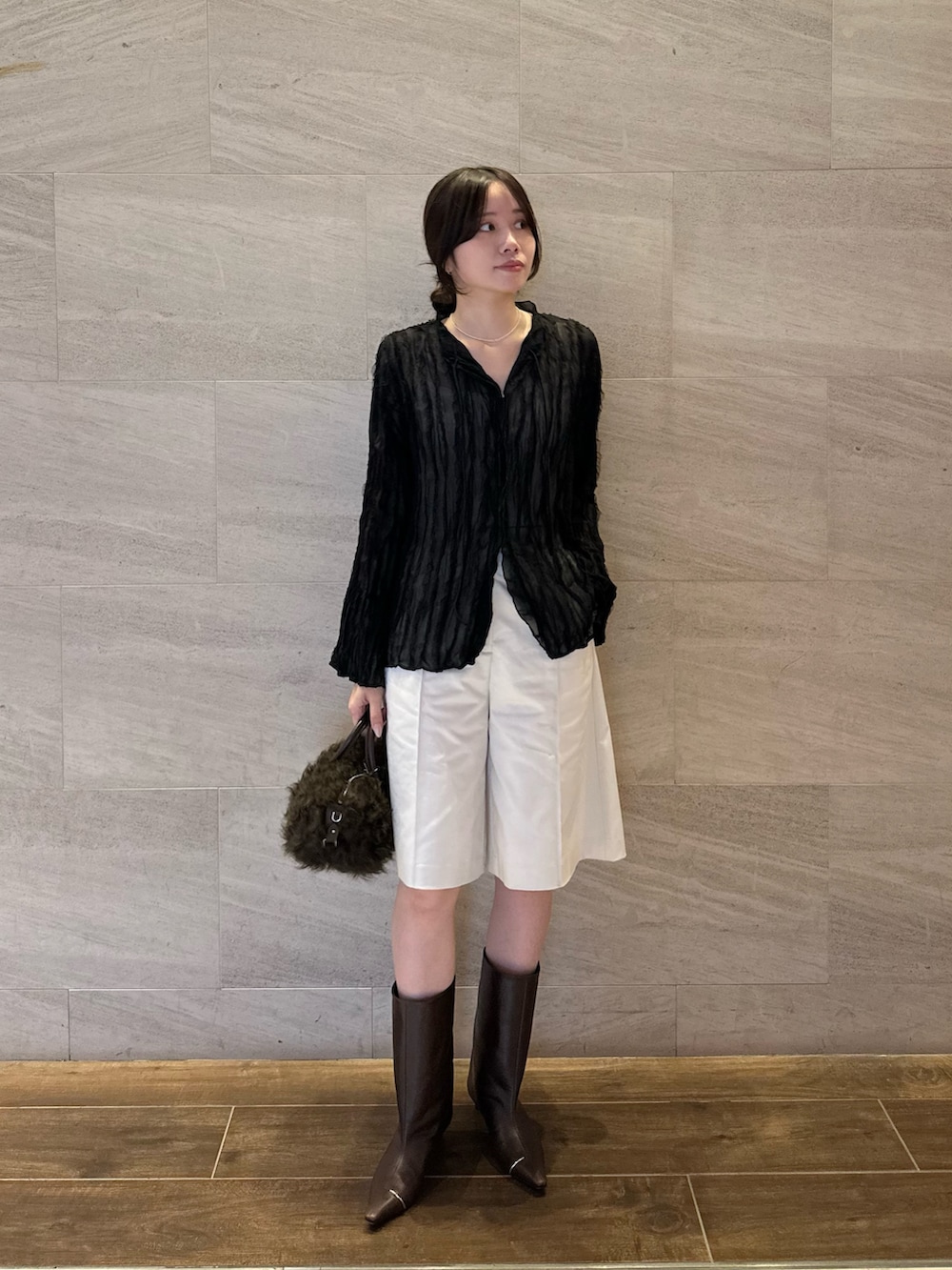 ブラック系のシャツ/ブラウス、ホワイト系のその他パンツ、ブラウン系のブーツを着用したレディースの秋コーディネートの2枚目の写真