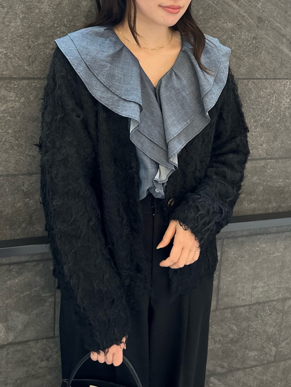 ブルー系のシャツ/ブラウス、ブラック系のその他パンツ、ブラック系のカーディガン/ボレロを着用したレディースの冬コーディネートの6枚目の写真