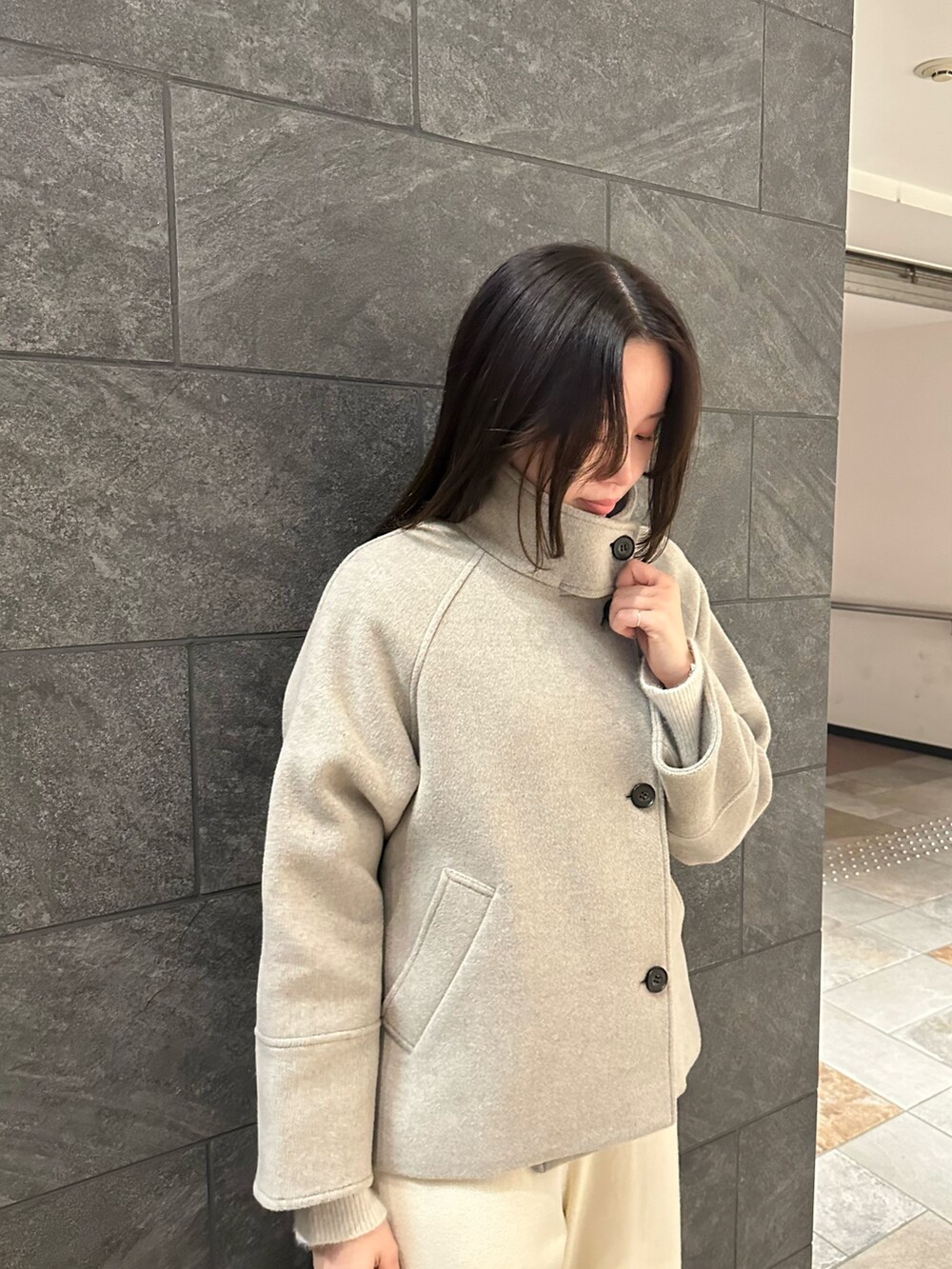 ホワイト系のカーディガン/ボレロ、ホワイト系のその他パンツ、ブラウン系のハンドバッグを着用したレディースの冬コーディネートの6枚目の写真