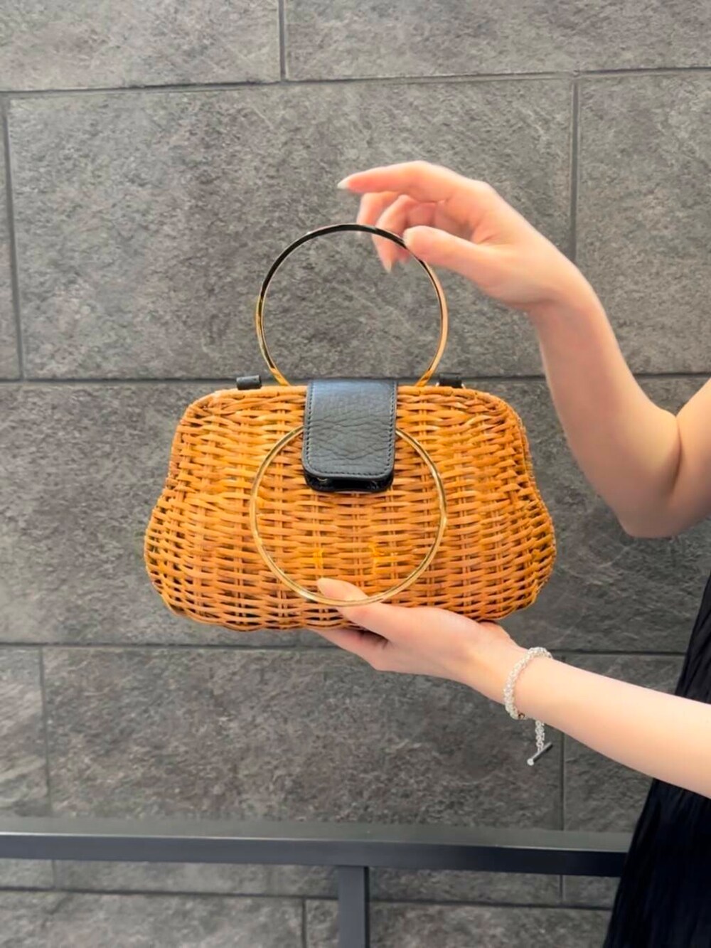 レッド系のサンダル、ブラック系のワンピース、ブラック系のその他アウターを着用したレディースの春コーディネートの6枚目の写真