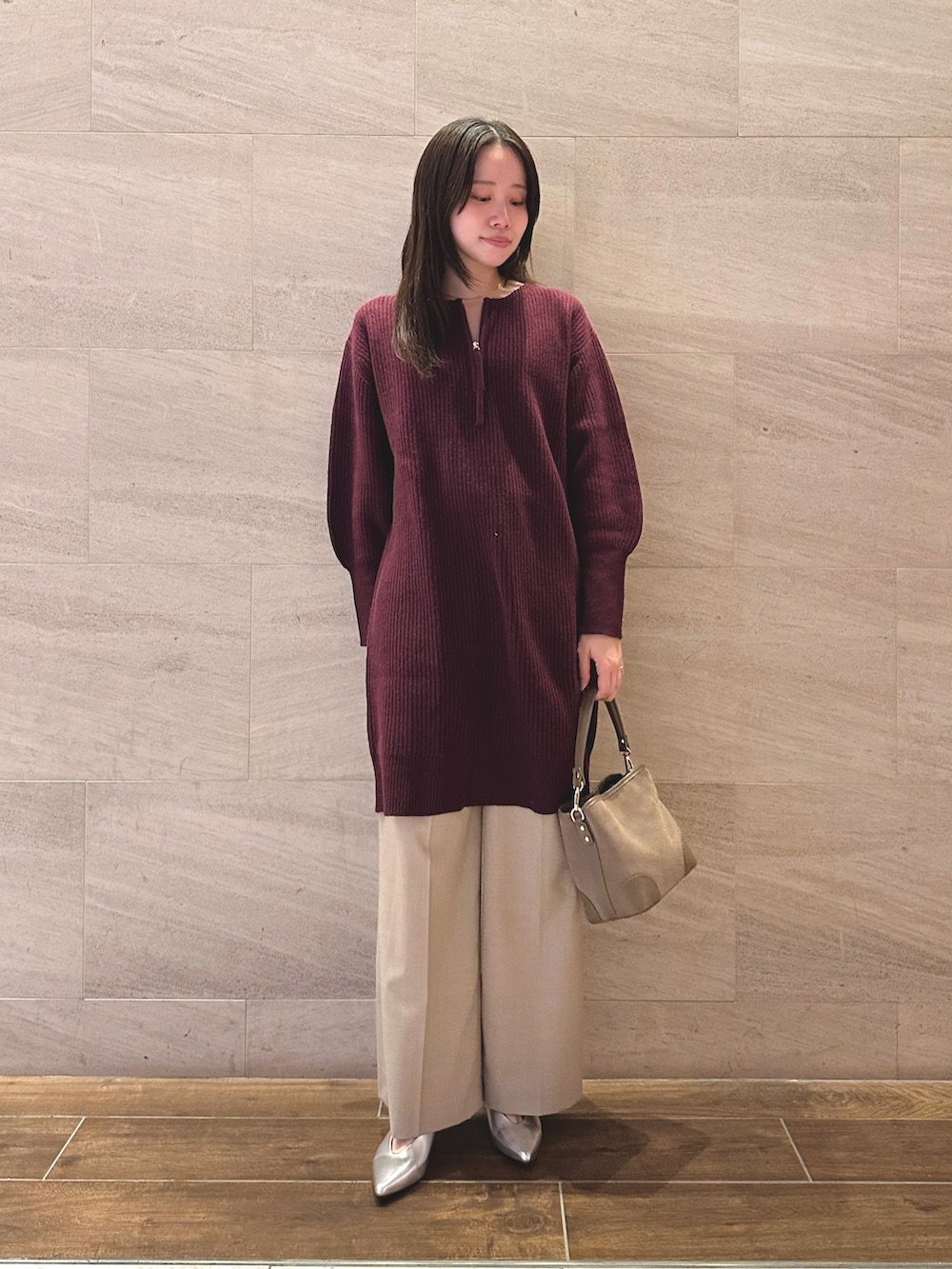 レッド系のワンピース、ベージュ系のその他パンツ、シルバー系のパンプスを着用したレディースの秋コーディネートの3枚目の写真