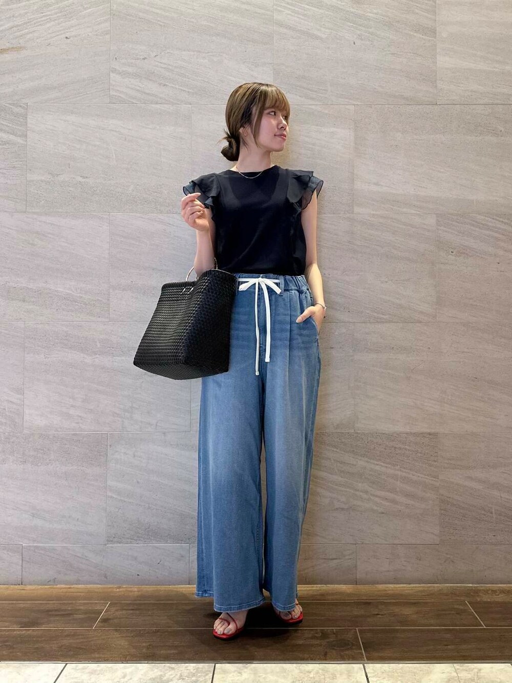 ブルー系のデニムパンツ、ブルー系のTシャツ/カットソーを着用したレディースの夏コーディネートの5枚目の写真