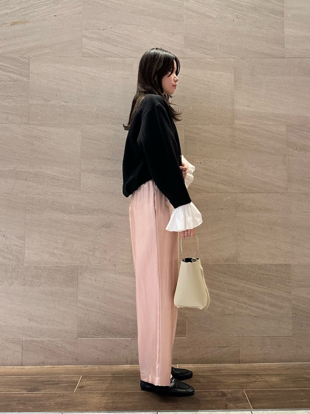 ホワイト系のTシャツ/カットソー、ピンク系のその他パンツ、ブラック系のその他トップスを着用したレディースの秋コーディネートの2枚目の写真