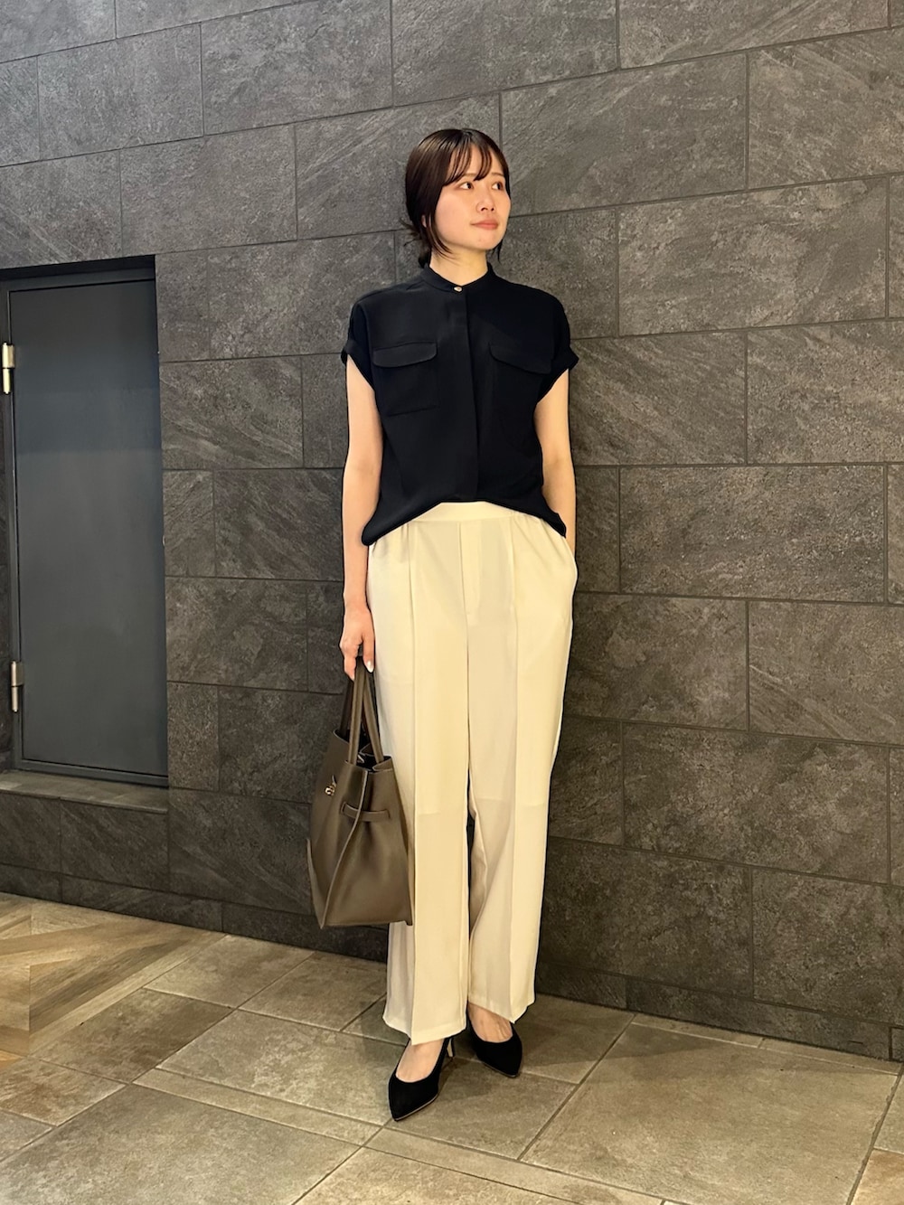 ブルー系のシャツ/ブラウス、ホワイト系のその他パンツ、ブラック系のパンプスを着用したレディースの夏コーディネートの2枚目の写真