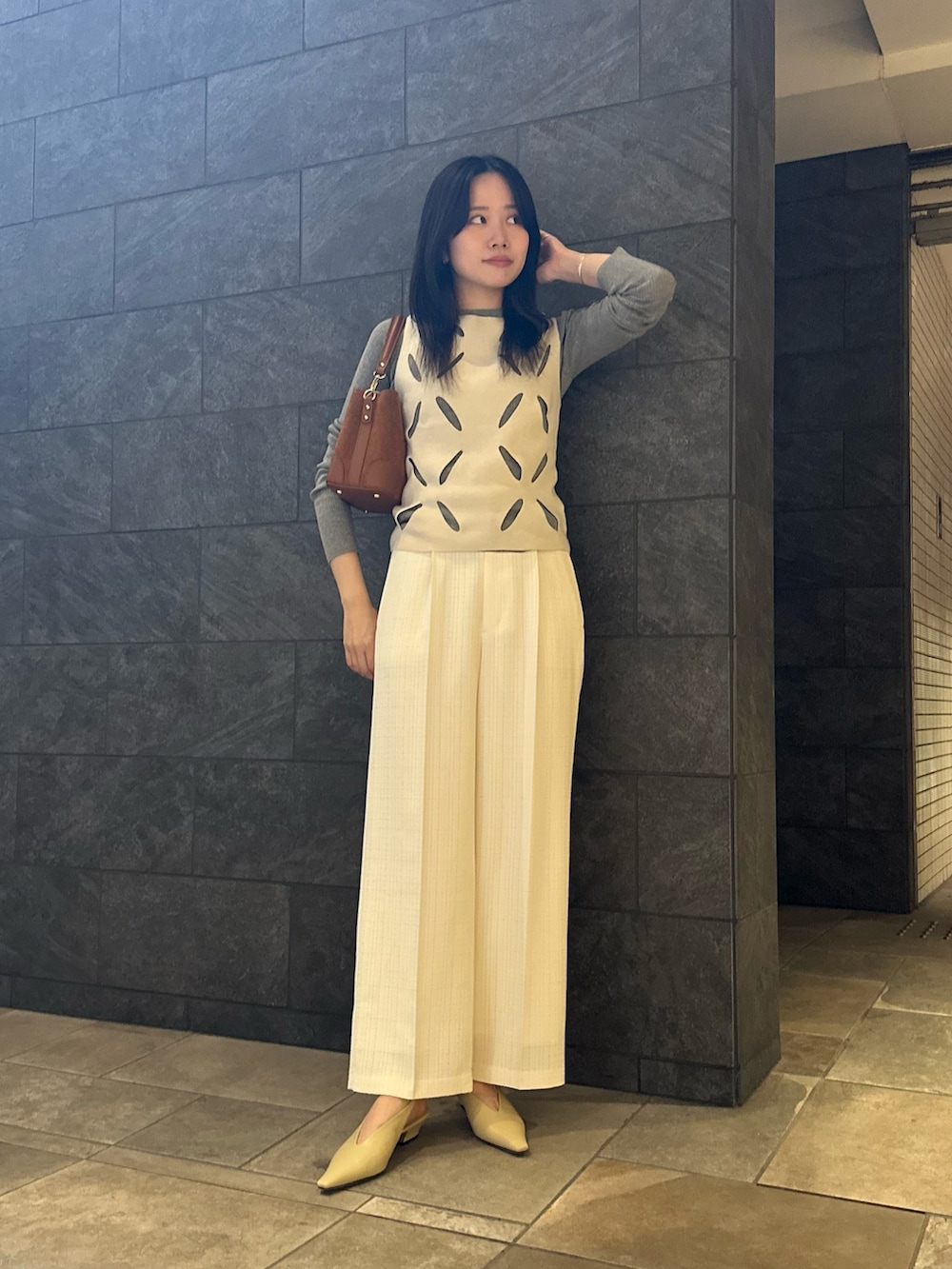 グレー系のニット/セーター、グレー系のニット/セーター、ホワイト系のその他パンツを着用したレディースの秋コーディネートの3枚目の写真