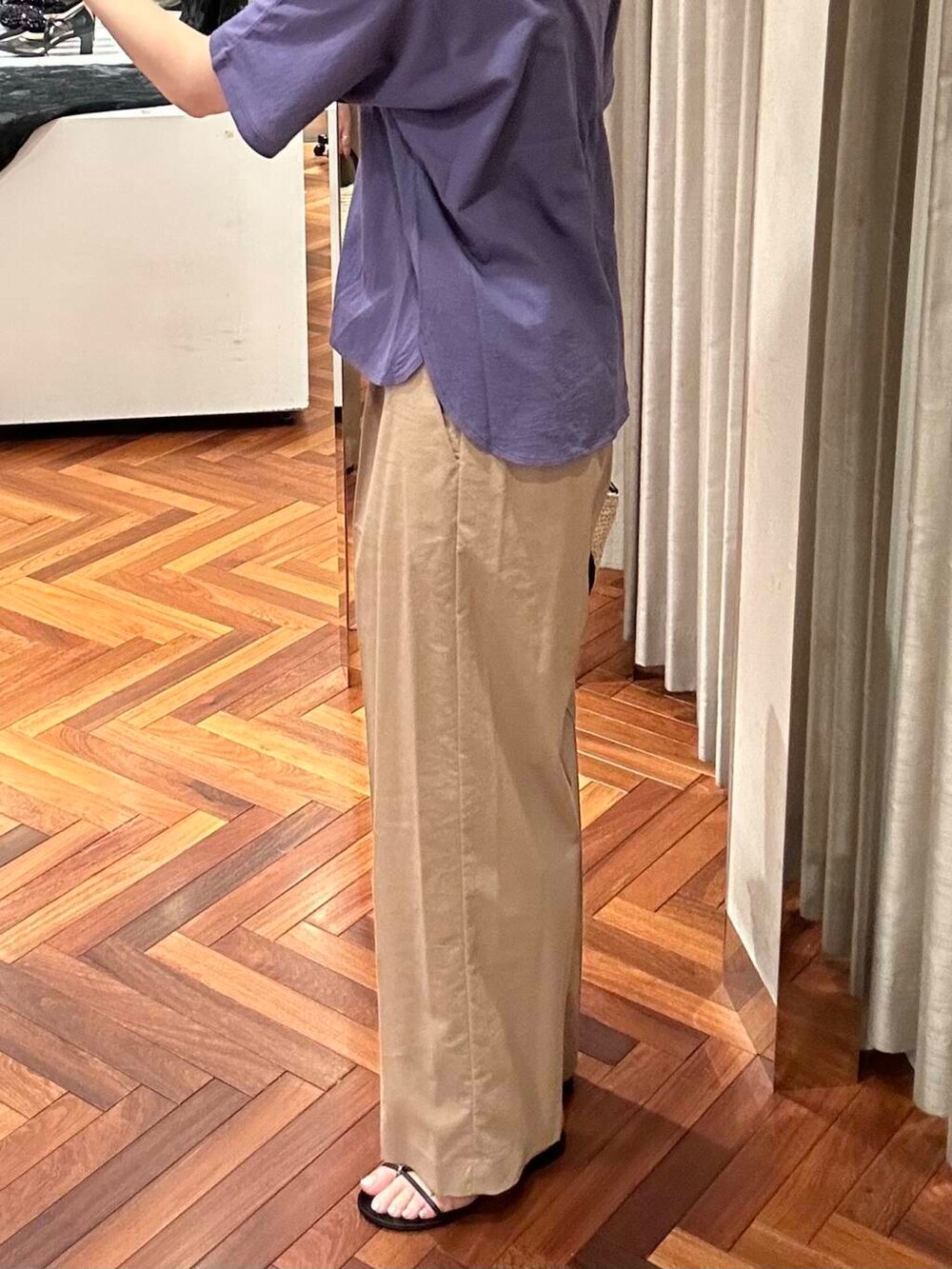 ベージュ系のかごバッグ、パープル系のTシャツ/カットソーを着用したレディースの夏コーディネートの6枚目の写真