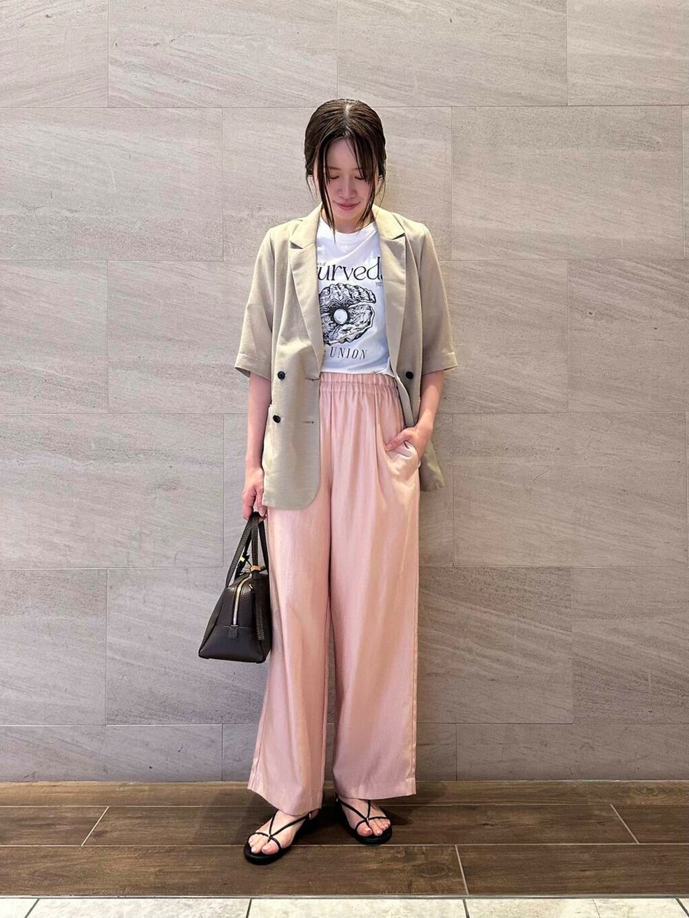 ベージュ系のその他アウター、ホワイト系のTシャツ/カットソー、ピンク系のその他パンツを着用したレディースの夏コーディネートの4枚目の写真