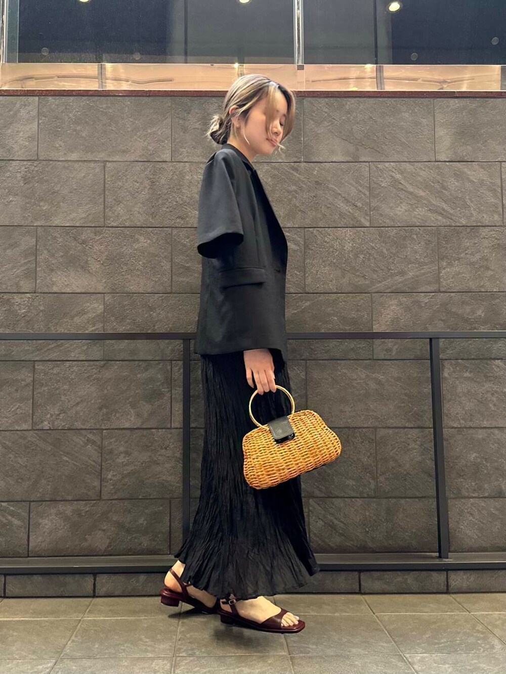 レッド系のサンダル、ブラック系のワンピース、ブラック系のその他アウターを着用したレディースの春コーディネートの3枚目の写真