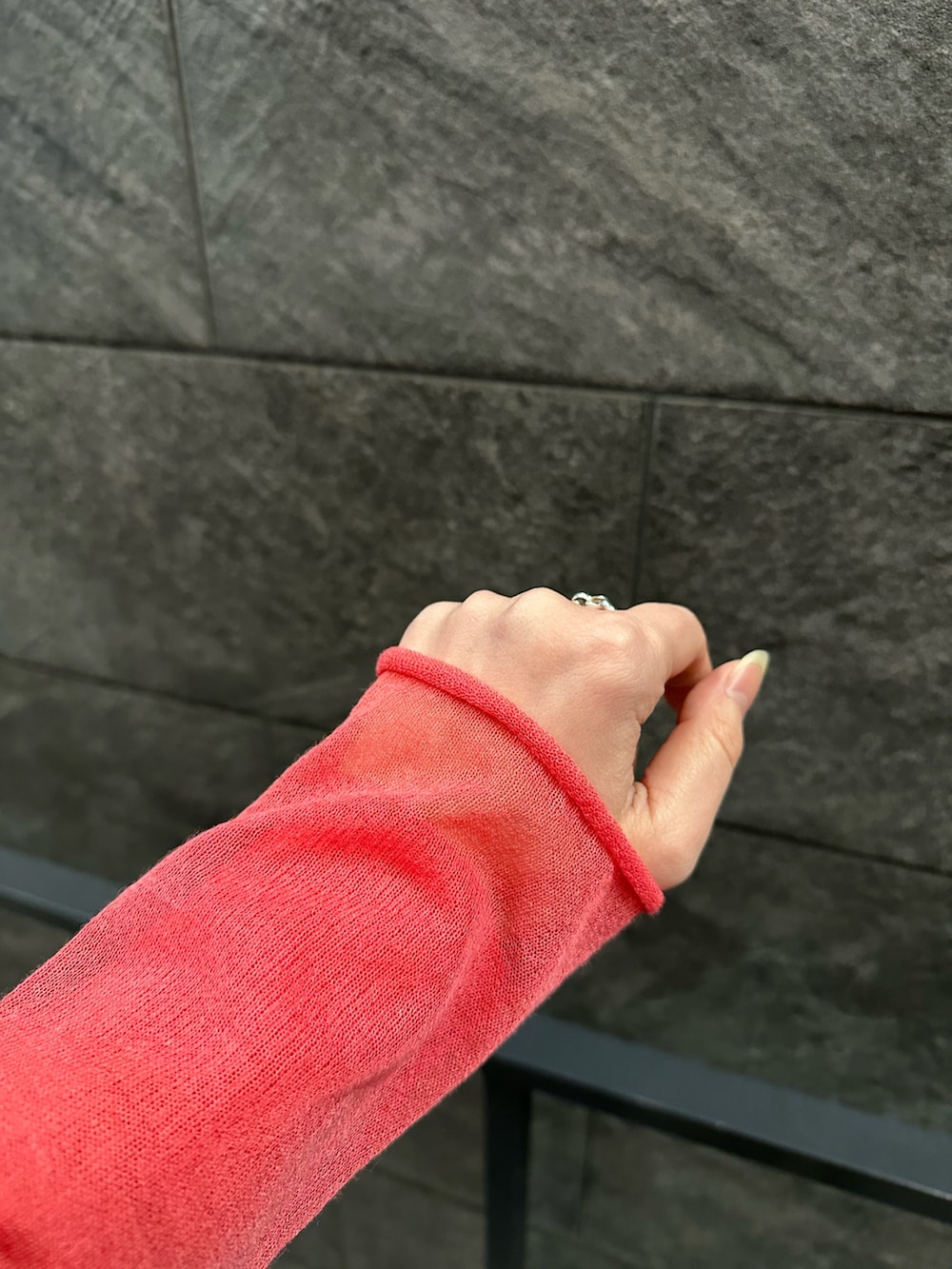 ブルー系のデニムジャケット、ベージュ系のその他パンツ、ピンク系のニット/セーターを着用したレディースの冬コーディネートの4枚目の写真