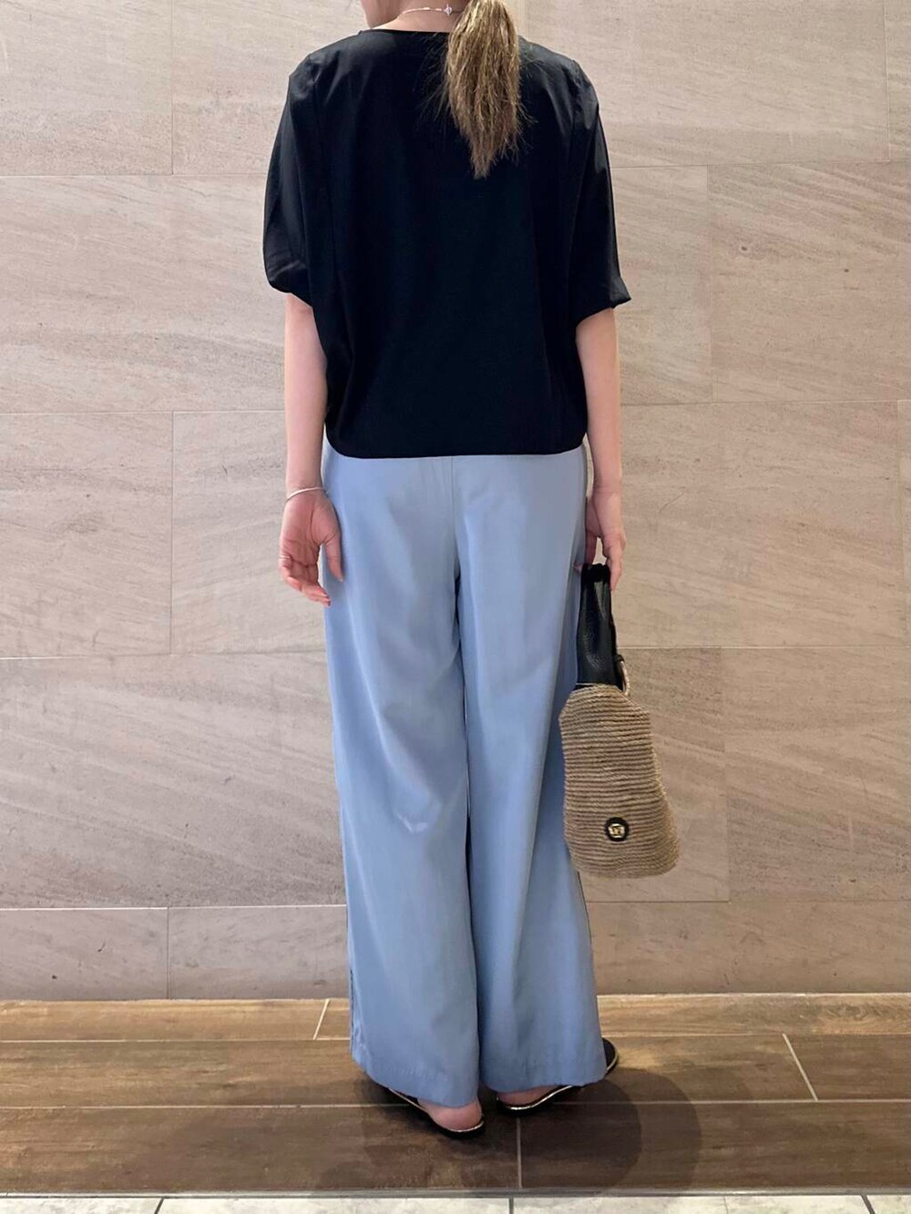 ブラウン系のかごバッグ、ブルー系のその他パンツ、ブルー系のTシャツ/カットソーを着用したレディースの春コーディネートの3枚目の写真