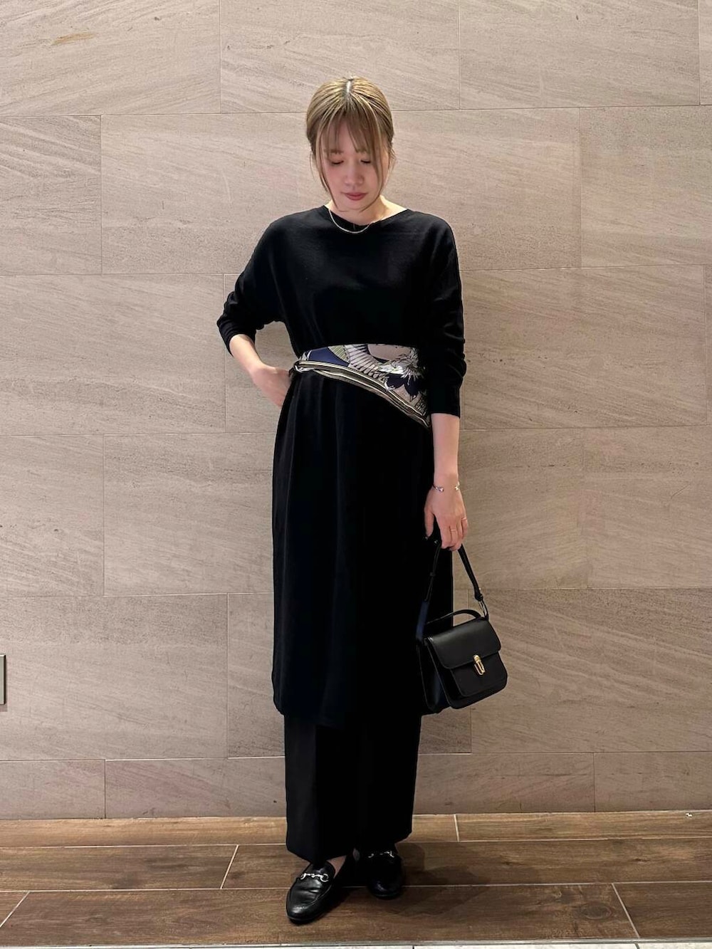 ブラック系のその他パンツ、ブルー系のワンピース、ブラック系のショルダーバッグを着用したレディースの秋コーディネートの2枚目の写真