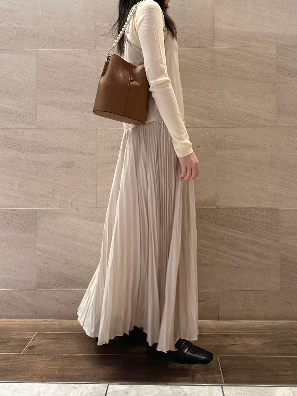 ホワイト系のニット/セーター、ブラウン系のショルダーバッグ、ブラック系のその他シューズを着用したレディースの秋コーディネートの6枚目の写真