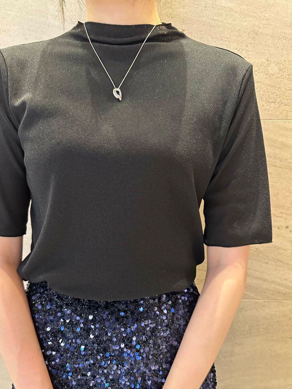 ブルー系のスカート、ブラック系のTシャツ/カットソー、シルバー系のネックレスを着用したレディースの夏コーディネートの6枚目の写真