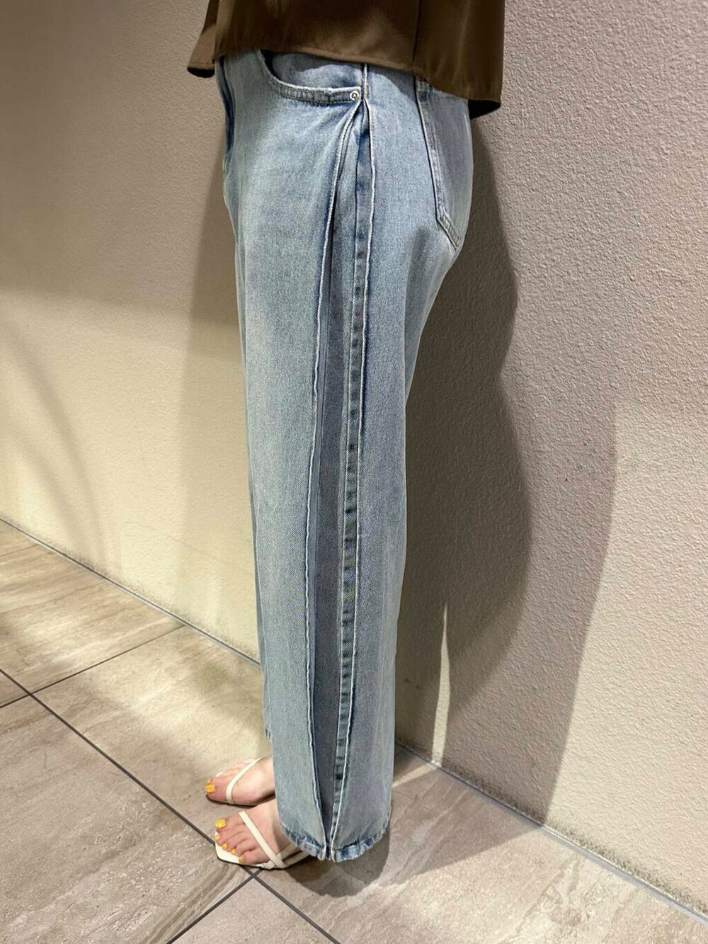 ホワイト系のサンダル、ブラウン系のシャツ/ブラウス、ブルー系のデニムパンツを着用したレディースの夏コーディネートの6枚目の写真