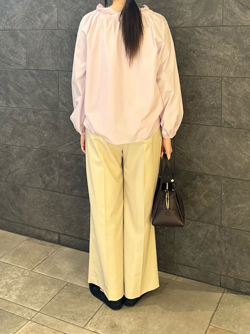 パープル系のシャツ/ブラウス、ベージュ系のその他パンツ、ホワイト系のキャミソールを着用したレディースの春コーディネートの4枚目の写真