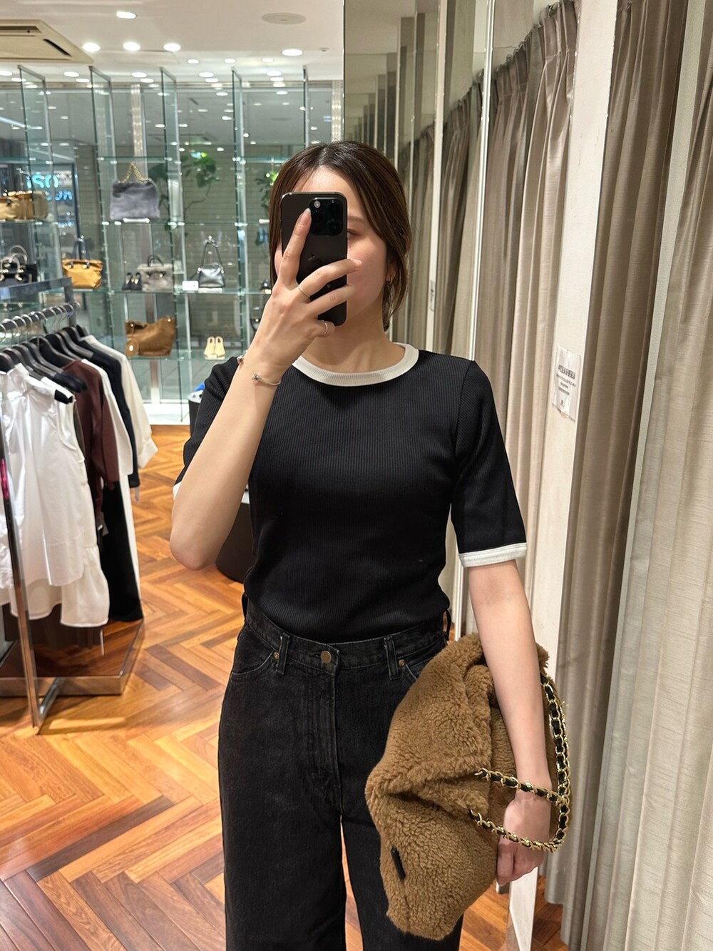 ブラック系のTシャツ/カットソー、ブラック系のデニムパンツ、ブラウン系のショルダーバッグを着用したレディースの夏コーディネートの6枚目の写真
