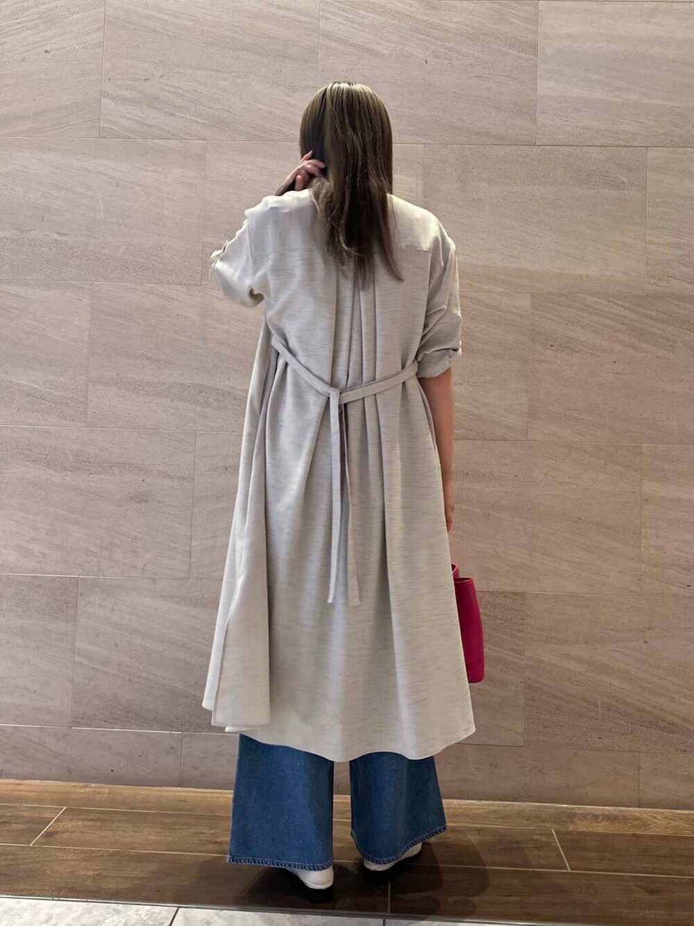 ベージュ系のワンピース、ピンク系のハンドバッグ、ホワイト系のTシャツ/カットソーを着用したレディースの春コーディネートの4枚目の写真