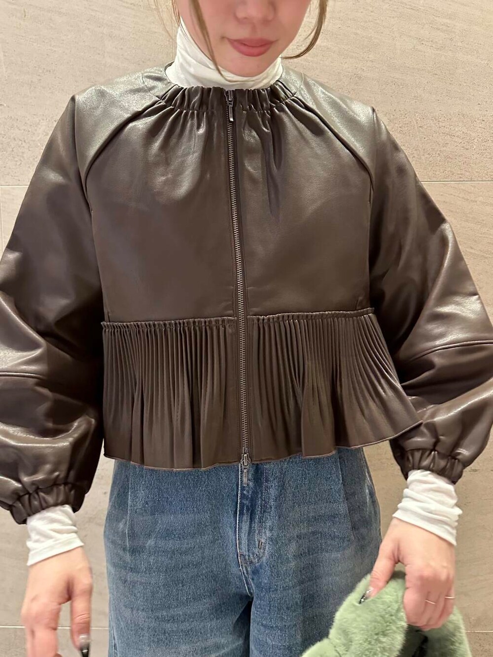 ブラック系のその他シューズ、ブルー系のデニムパンツ、ホワイト系のTシャツ/カットソーを着用したレディースの秋コーディネートの6枚目の写真