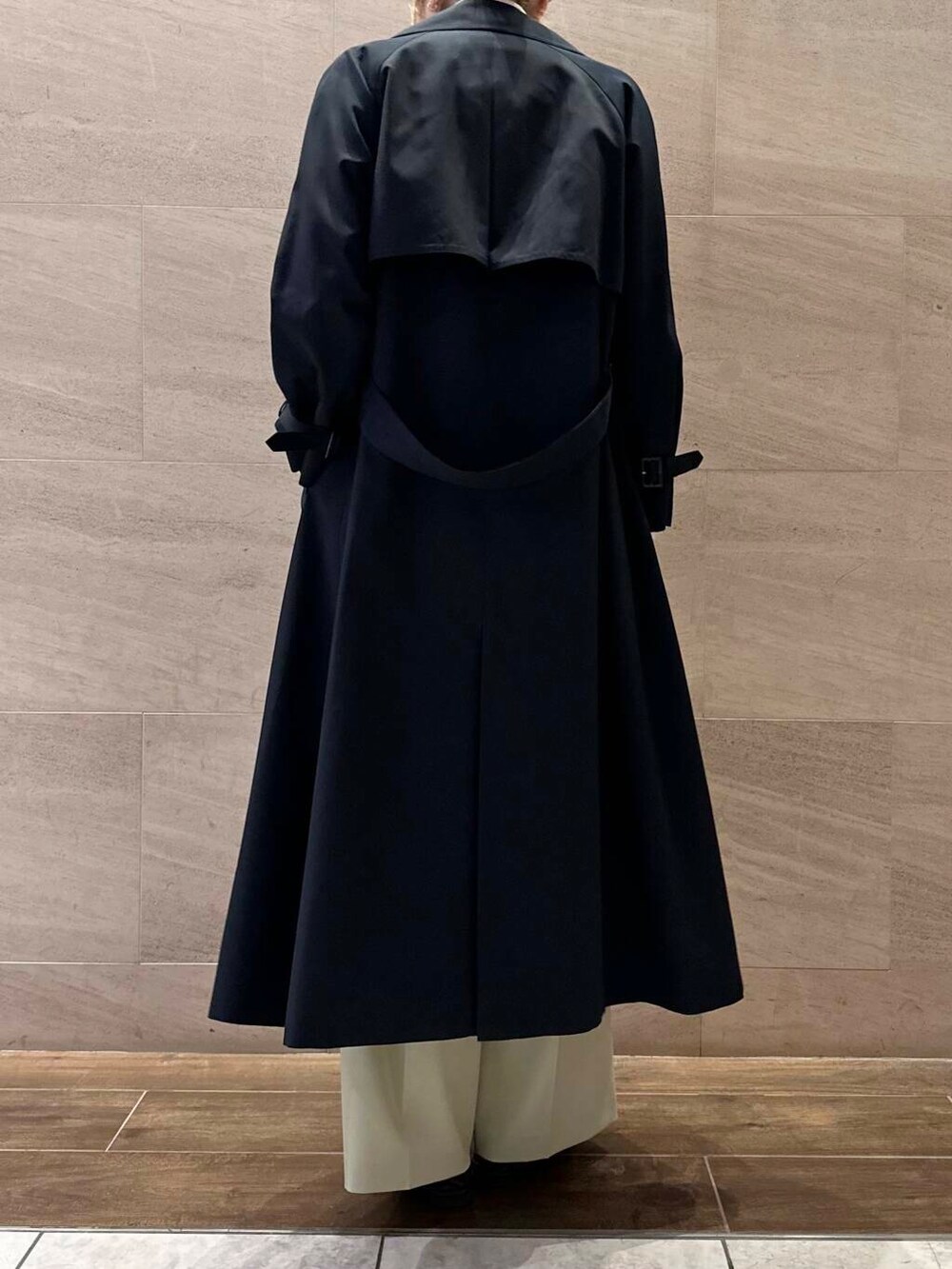 グリーン系のその他パンツ、ベージュ系のショルダーバッグ、ホワイト系のニット/セーターを着用したレディースの冬コーディネートの6枚目の写真