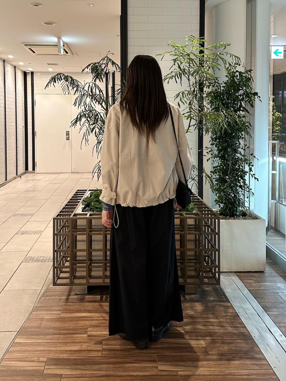 ベージュ系のその他アウター、ブルー系のその他トップス、ブルー系のその他パンツを着用したレディースの春コーディネートの4枚目の写真