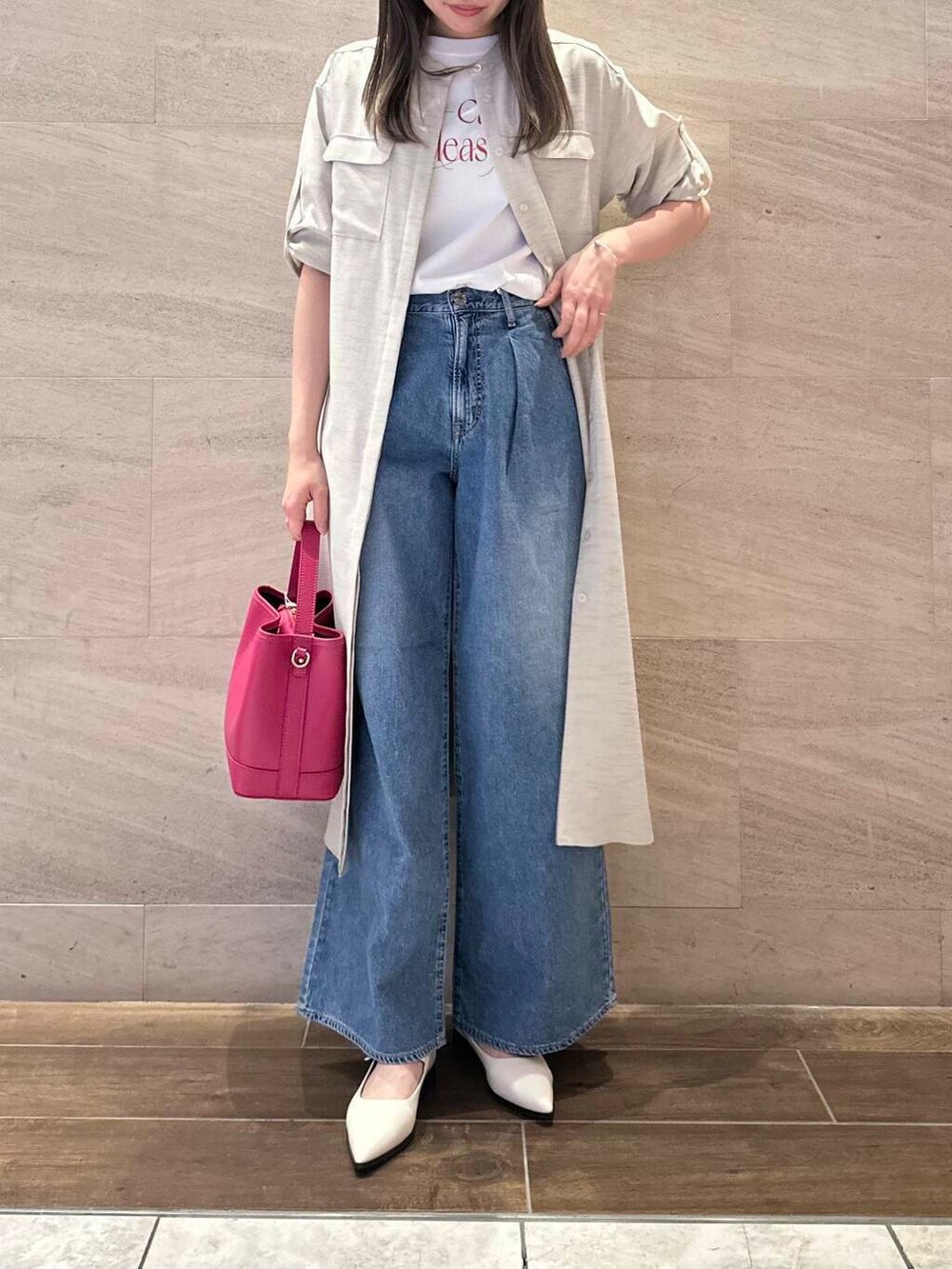 ベージュ系のワンピース、ピンク系のハンドバッグ、ホワイト系のTシャツ/カットソーを着用したレディースの春コーディネートの5枚目の写真