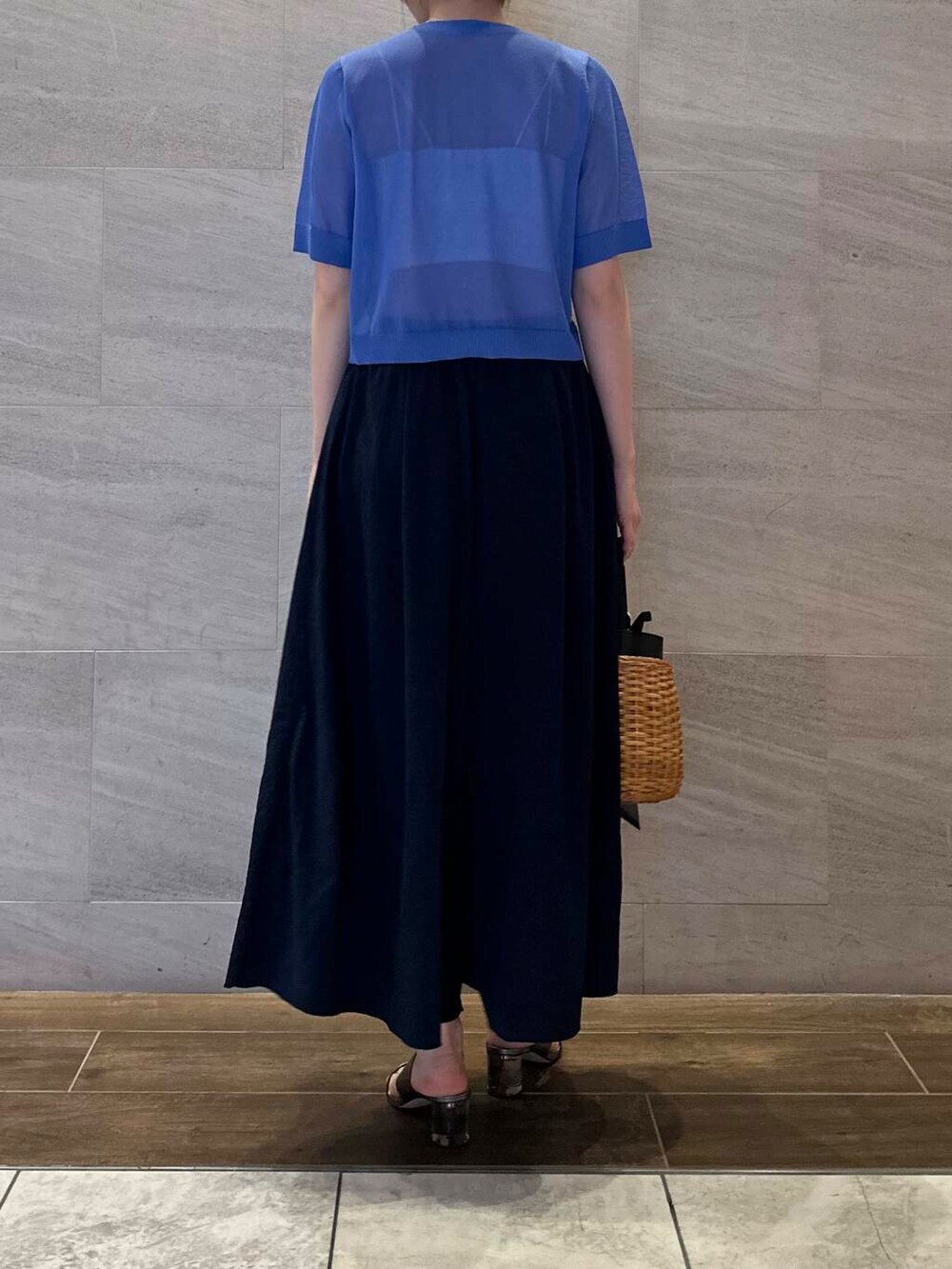 イエロー系のハンドバッグ、ホワイト系のその他パンツ、ブルー系のその他パンツを着用したレディースの夏コーディネートの4枚目の写真