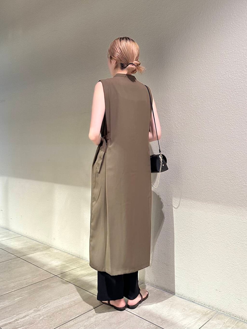 ブラック系のショルダーバッグ、ブラウン系のサンダル、ブラック系のその他パンツを着用したレディースの夏コーディネートの4枚目の写真