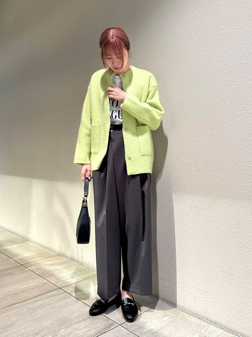 ブラック系のローファー、ホワイト系のTシャツ/カットソー、グレー系のその他パンツを着用したレディースの秋コーディネートの2枚目の写真