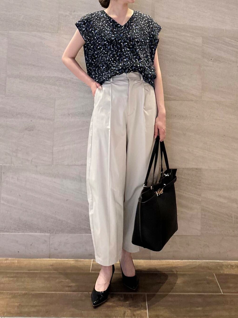 ブラック系のパンプス、ブラック系のシャツ/ブラウス、ベージュ系のその他パンツを着用したレディースの夏コーディネートの5枚目の写真