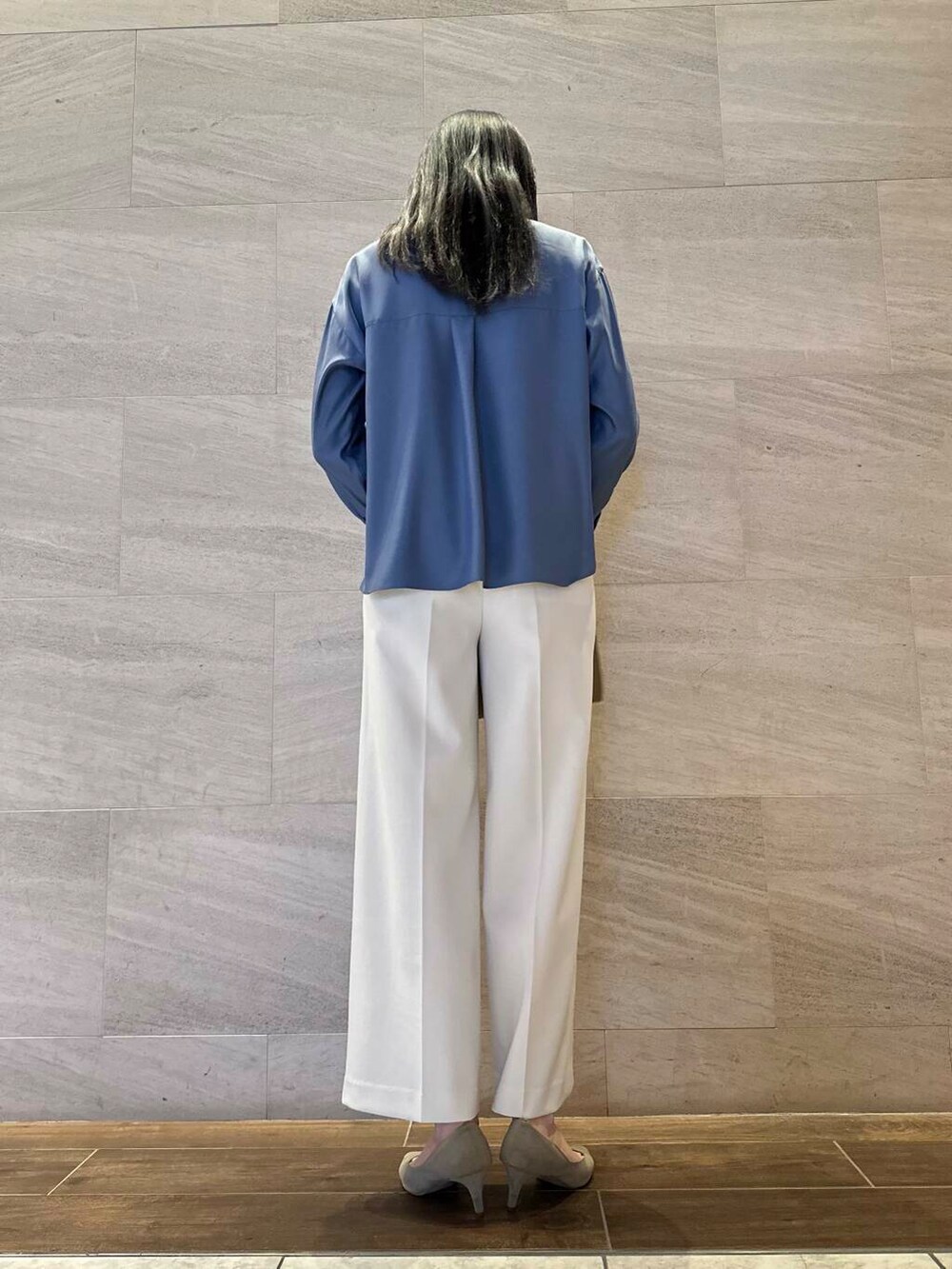ブラウン系のパンプス、ベージュ系のショルダーバッグ、ブルー系のシャツ/ブラウスを着用したレディースの春コーディネートの4枚目の写真