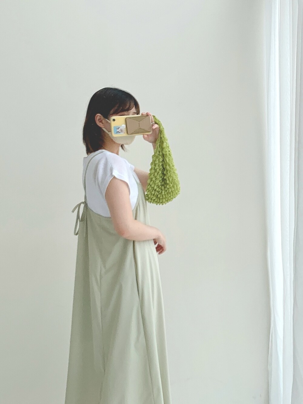 ホワイト系のニット/セーター、ホワイト系のTシャツ/カットソー、グリーン系のワンピースを着用したレディースの夏コーディネートの2枚目の写真