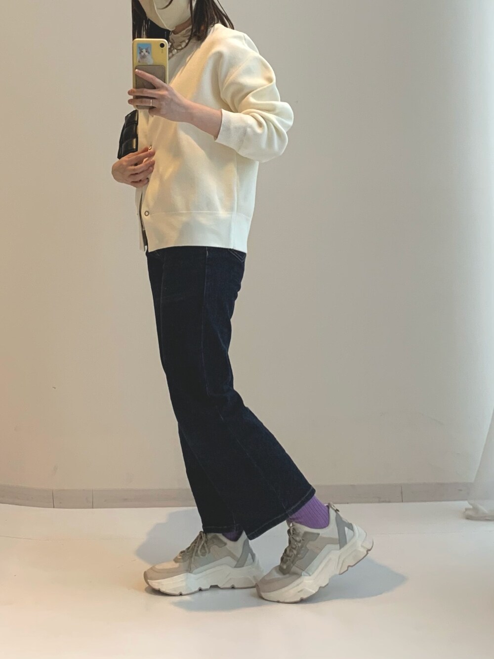 ホワイト系のカーディガン/ボレロ、ブルー系のパンツ、ホワイト系のTシャツ/カットソーを着用したレディースの春コーディネートの4枚目の写真