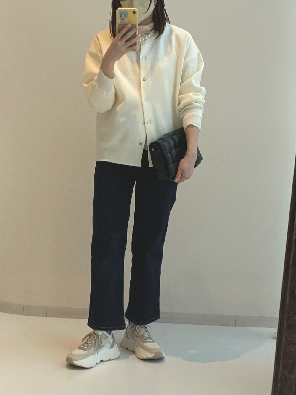 ホワイト系のカーディガン/ボレロ、ブルー系のパンツ、ホワイト系のTシャツ/カットソーを着用したレディースの春コーディネートの3枚目の写真