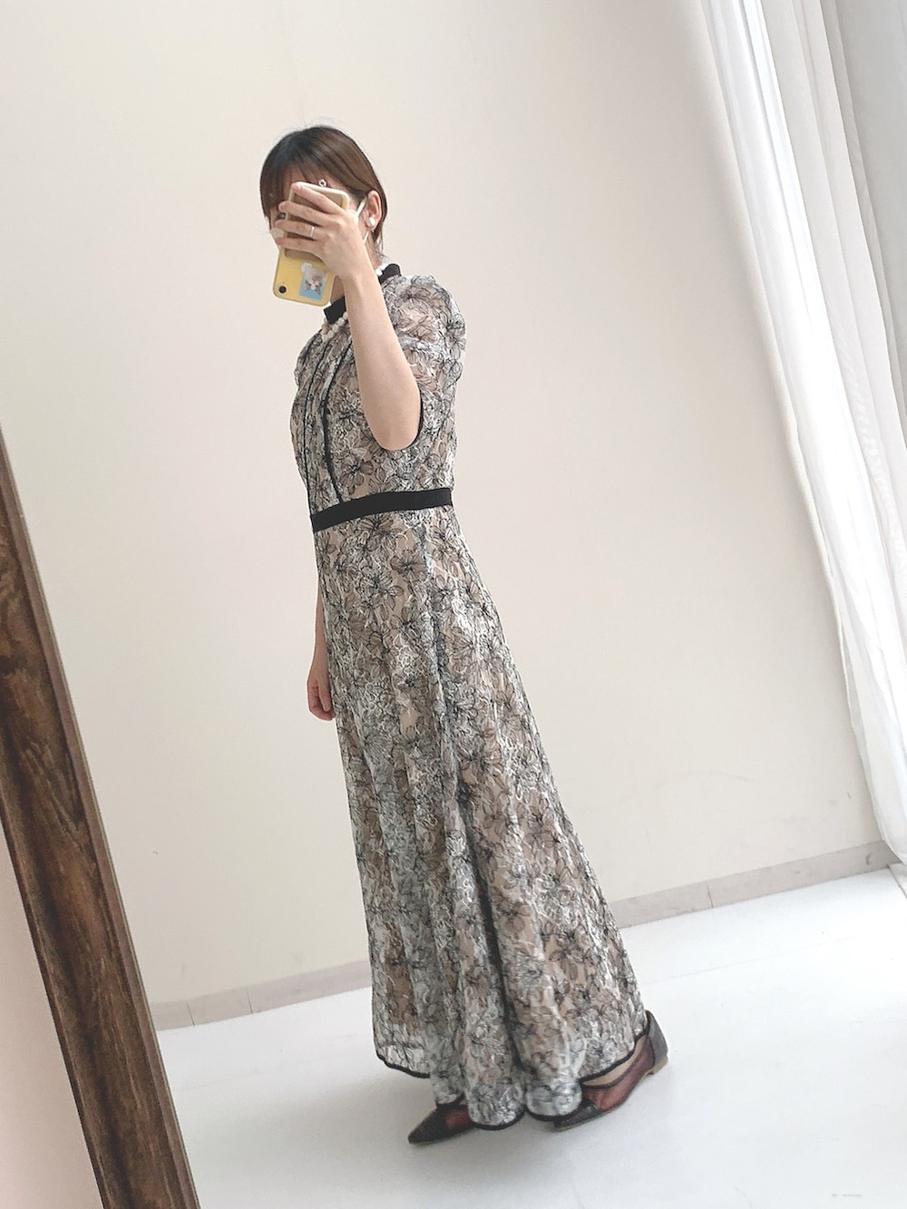 ホワイト系のドレス、ホワイト系のアクセサリーを着用したレディースの秋コーディネートの2枚目の写真