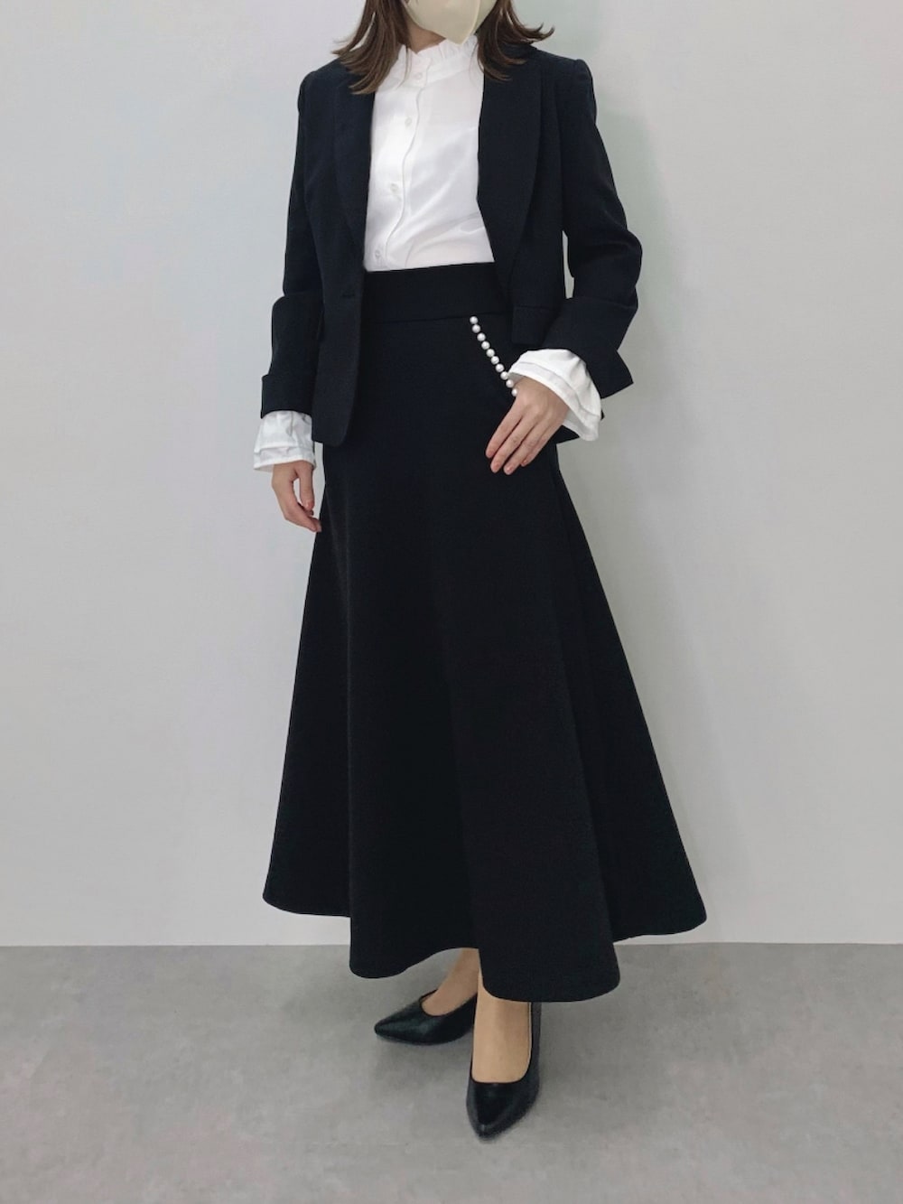 ブラック系のスカート、ブラック系のスーツセット、ブラック系のスーツセットを着用したレディースの冬コーディネートの2枚目の写真