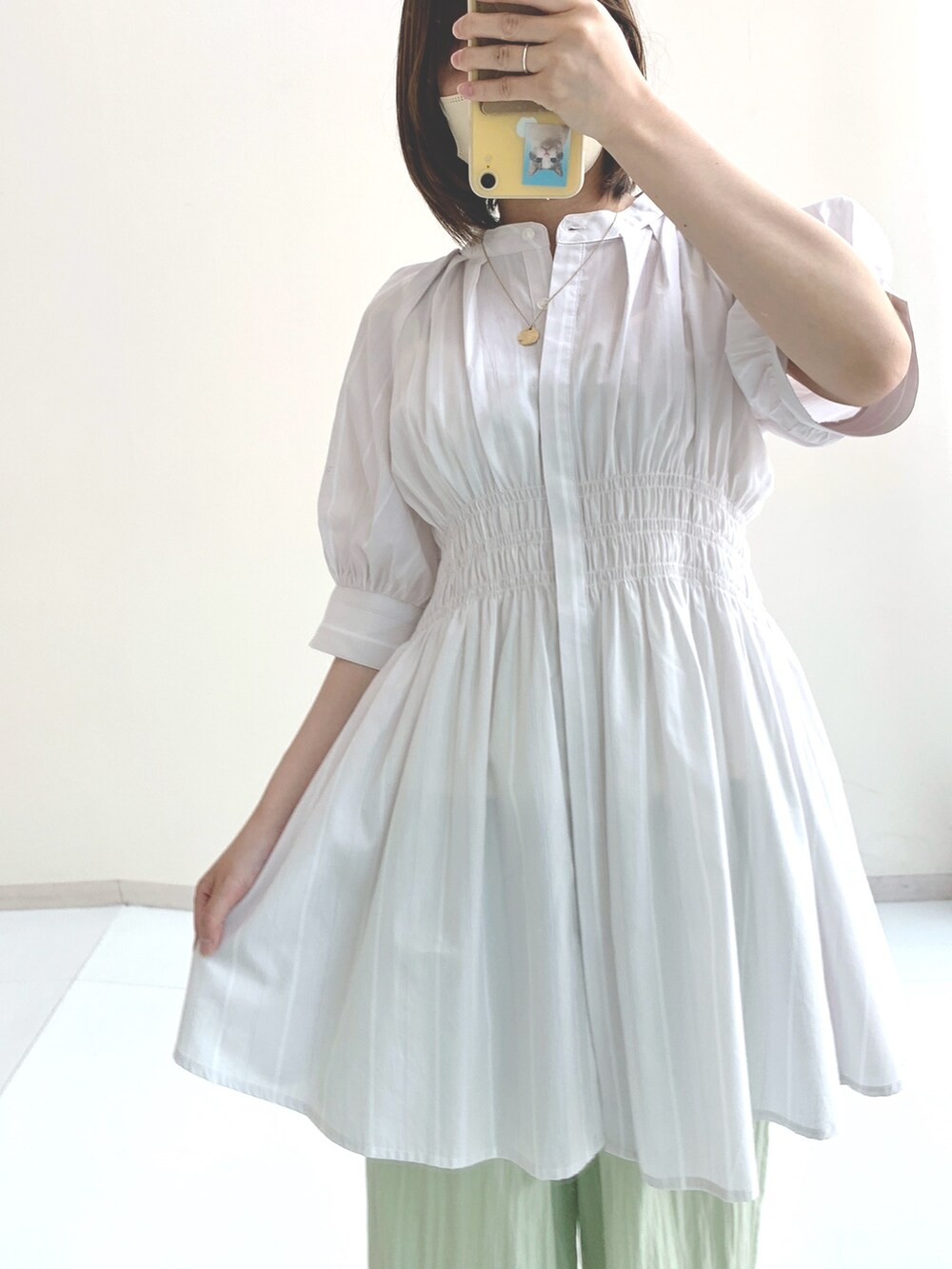 「低身長レディースファッション、スタッフ、レギュラー、夏コーデ、Petitjo、低身長コーデ、きれいめカジュアル、淡色コーデ、チュニック、ギャザーブラウス、ギャザーパンツ、シャーリングブラウス、ストライプシャツ、小柄、低身長」｜「nissenの小さいサイズ　綿混シャーリングギャザーチュニック　低身長さん・小柄女性（シャツ/ブラウス、グレー系）」を使った、そでこさん（レディース・150cm）の春コーディネートの4枚目の写真