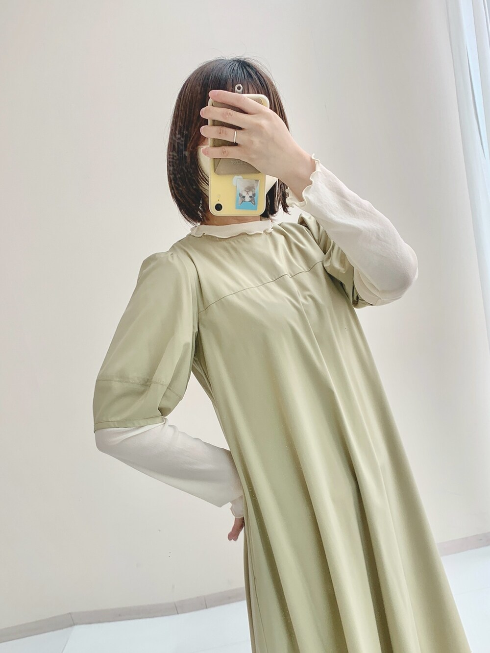 ホワイト系のTシャツ/カットソー、グリーン系のワンピース、グレー系のスニーカーを着用したレディースの春コーディネートの3枚目の写真