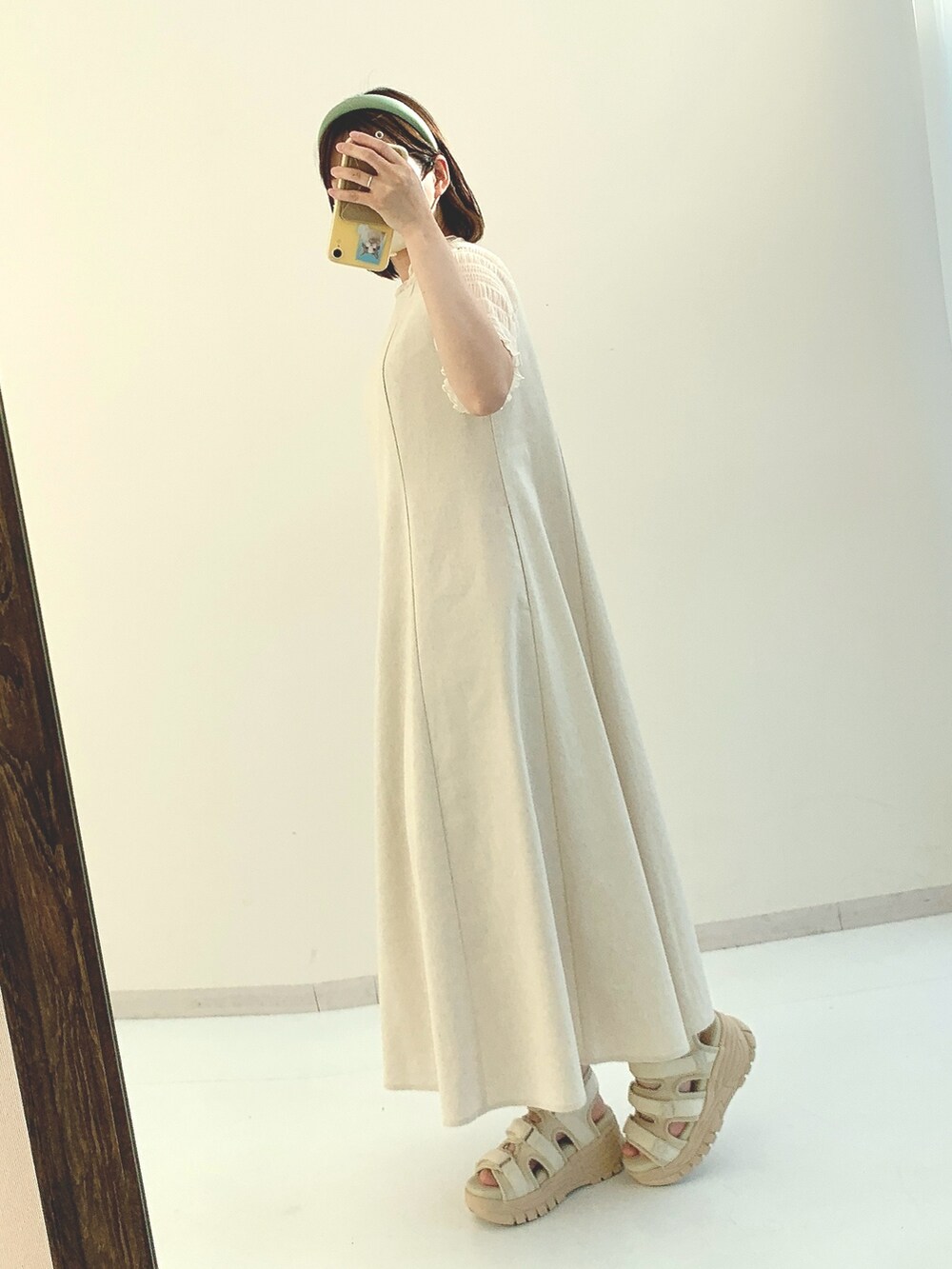 ホワイト系のシャツ/ブラウス、ホワイト系のワンピース、ブラック系のサンダルを着用したレディースの春コーディネートの2枚目の写真