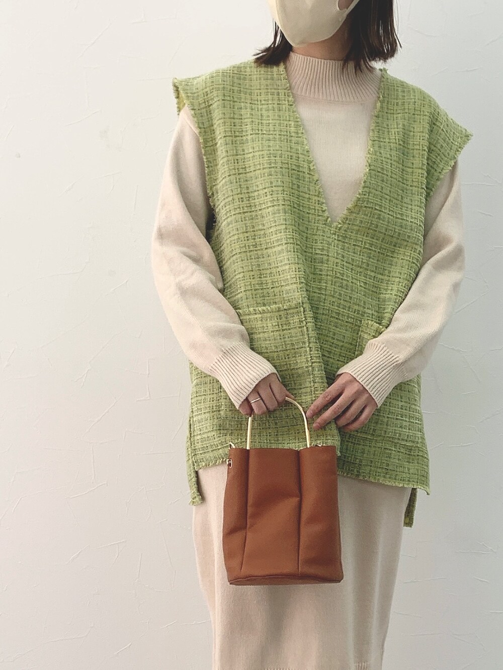 グリーン系のジャケット/アウター、ホワイト系のワンピースを着用したレディースの冬コーディネートの3枚目の写真