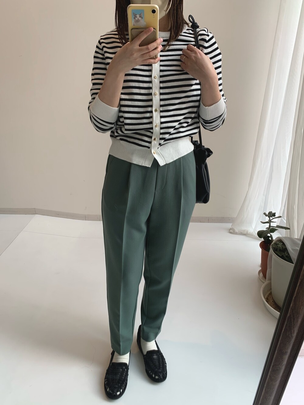 ホワイト系のカーディガン/ボレロ、グリーン系のパンツを着用したレディースの春コーディネートの3枚目の写真