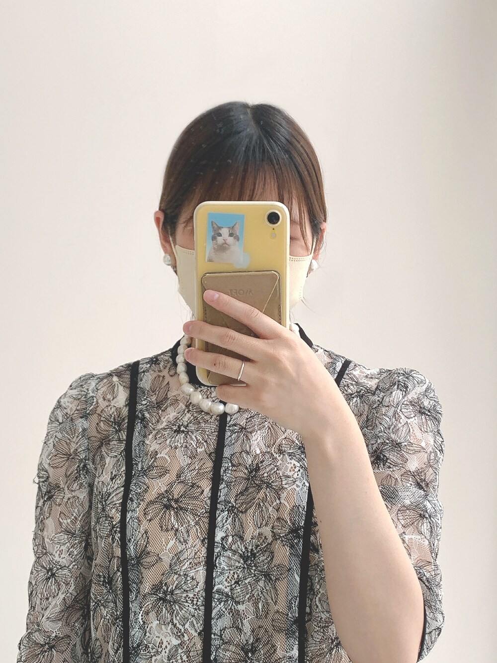 ホワイト系のドレス、ホワイト系のアクセサリーを着用したレディースの秋コーディネートの4枚目の写真