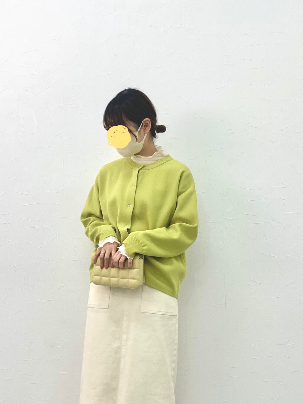 「低身長レディースファッション、スタッフ、レギュラー、春コーデ、Petitjo、カーディガン、春、イエベ春、低身長、小柄、シンプル、ナチュラル、シアートップス、Aラインスカート」｜「nissenの小さいサイズ　うすくて軽いイージーケアスナップ釦カーディガン　低身長さん・小柄女性（カーディガン/ボレロ、イエロー系）」を使った、そでこさん（レディース・150cm）の冬コーディネートの2枚目の写真
